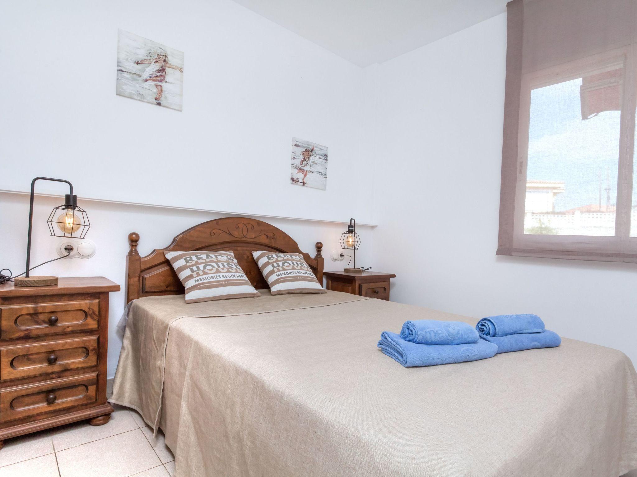 Foto 9 - Appartamento con 3 camere da letto a l'Escala con terrazza e vista mare