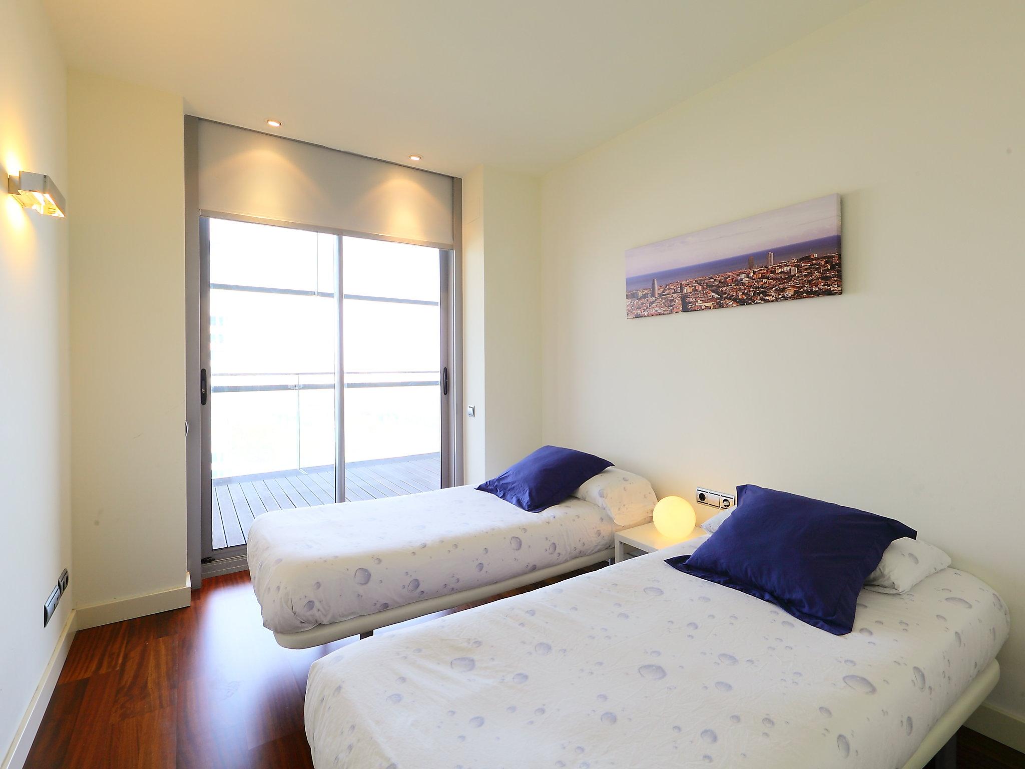 Photo 8 - 2 bedroom Apartment in Barcelona with swimming pool and garden