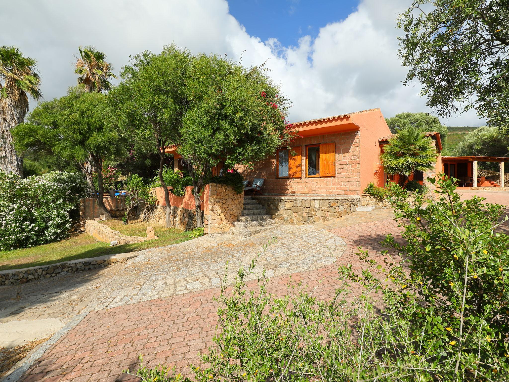 Foto 3 - Casa de 5 quartos em Badesi com piscina privada e vistas do mar