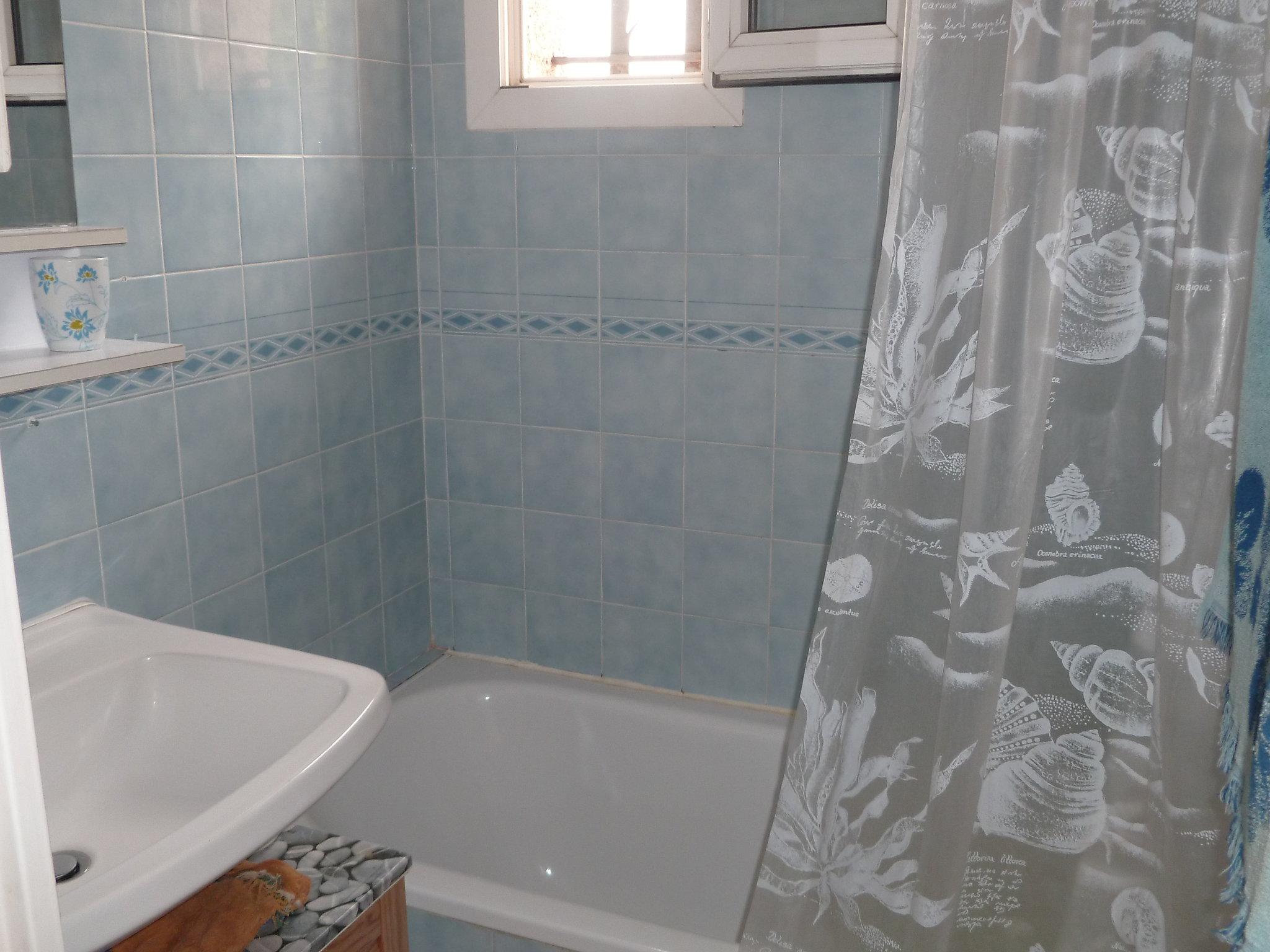 Photo 16 - 2 bedroom House in Saint-Raphaël with swimming pool and garden