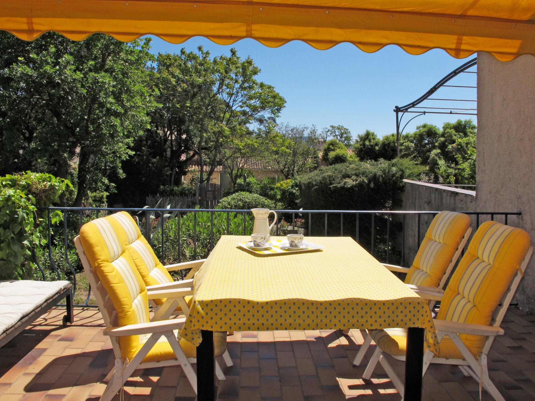 Photo 2 - Maison de 1 chambre à Grimaud avec jardin et vues à la mer