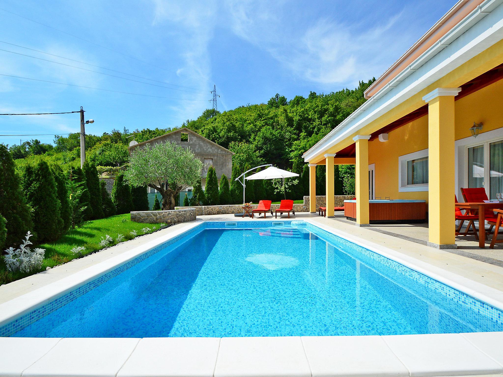 Foto 5 - Casa de 2 quartos em Matulji com piscina privada e vistas do mar