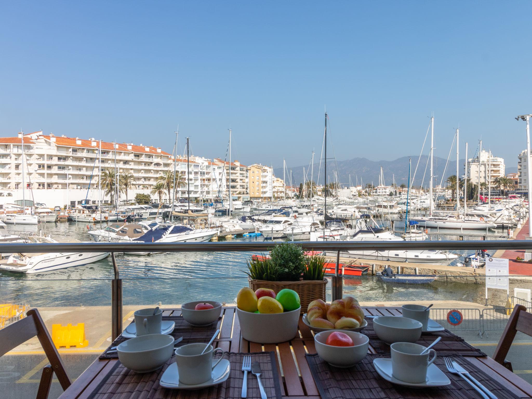 Foto 1 - Apartamento de 2 habitaciones en Castelló d'Empúries con terraza y vistas al mar