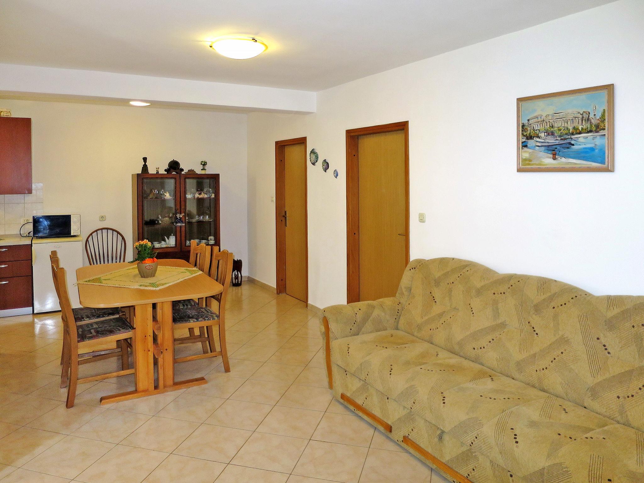 Foto 8 - Appartamento con 1 camera da letto a Raša con vista mare