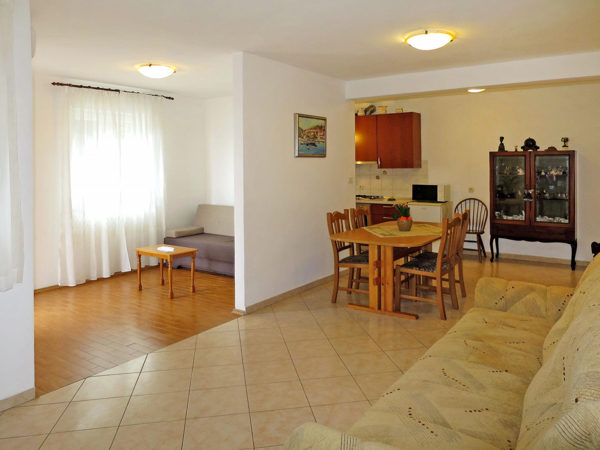 Foto 9 - Appartamento con 1 camera da letto a Raša con vista mare