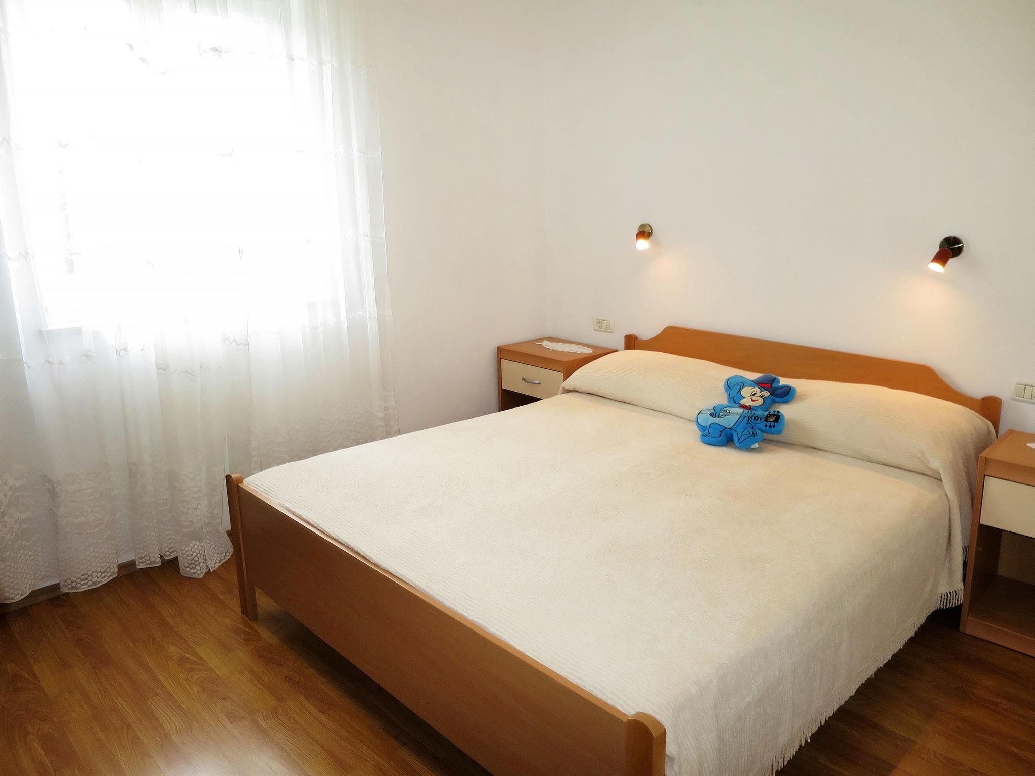 Foto 11 - Apartment mit 1 Schlafzimmer in Raša mit blick aufs meer