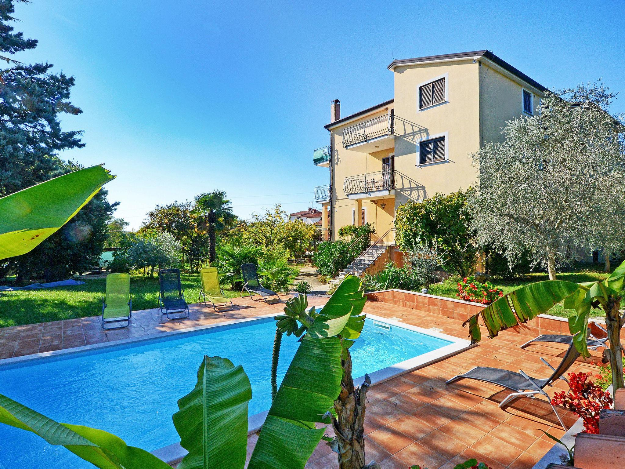 Photo 1 - Appartement de 2 chambres à Umag avec piscine et vues à la mer