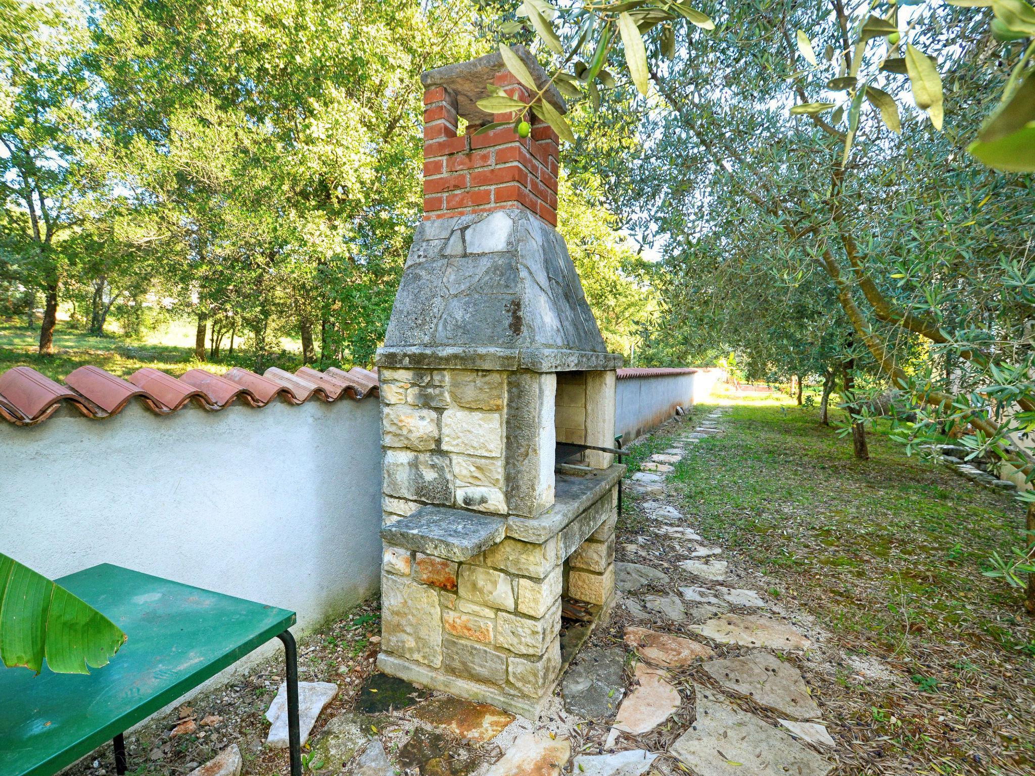 Foto 13 - Appartamento con 2 camere da letto a Umag con piscina e giardino