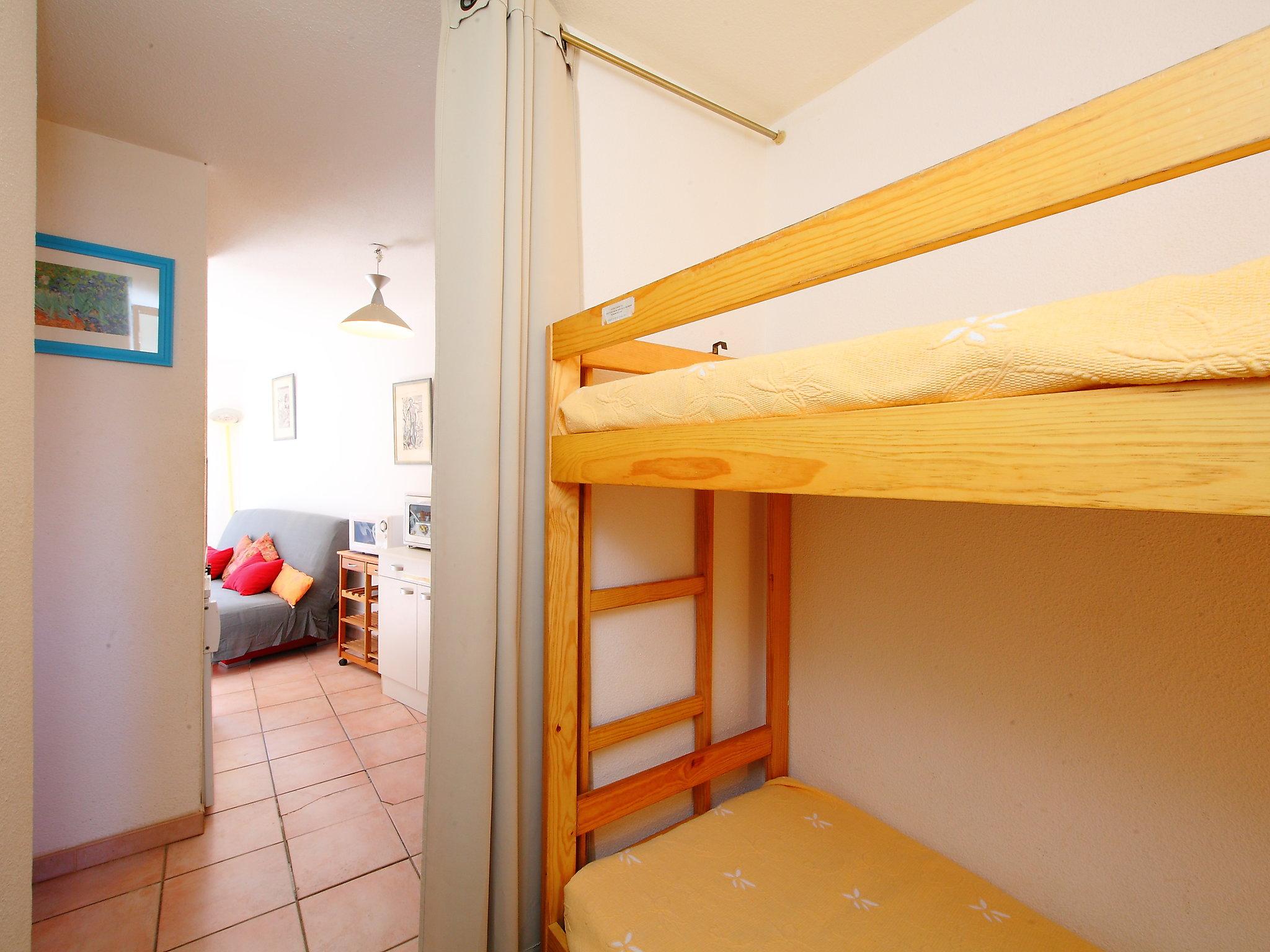 Foto 9 - Appartamento con 2 camere da letto a Fleury con piscina e vista mare