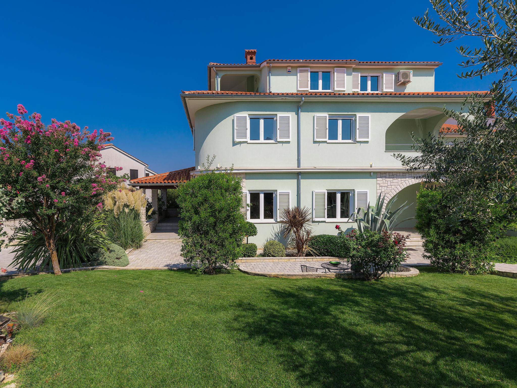 Photo 1 - Maison de 5 chambres à Pula avec piscine privée et jardin