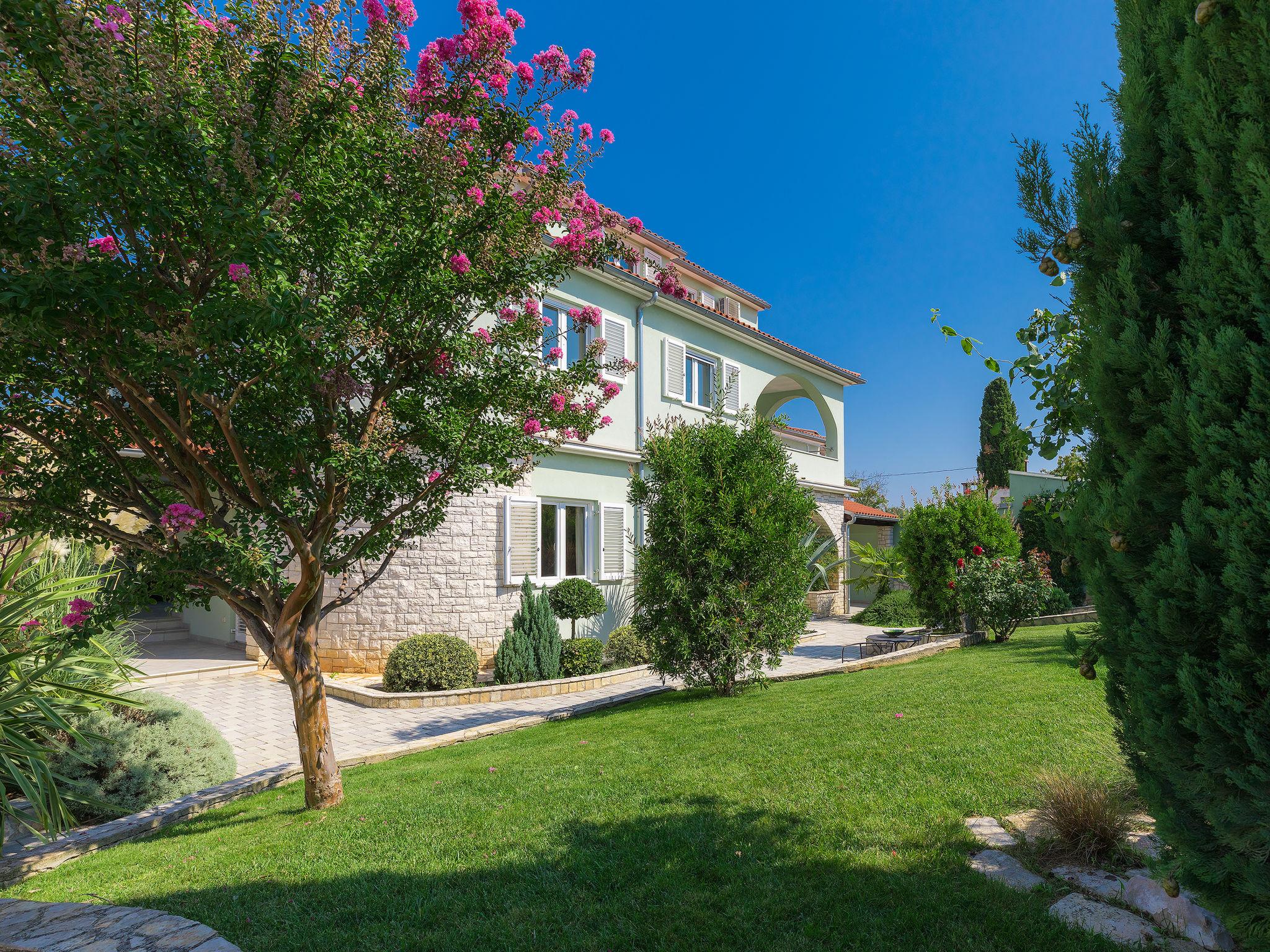 Foto 21 - Casa con 5 camere da letto a Pola con piscina privata e terrazza