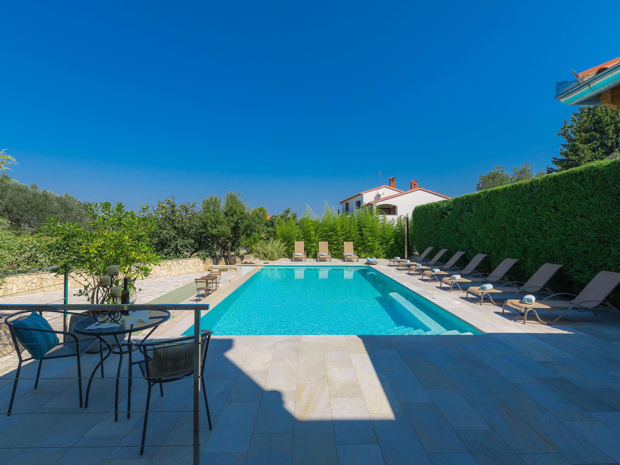 Photo 2 - Maison de 5 chambres à Pula avec piscine privée et jardin