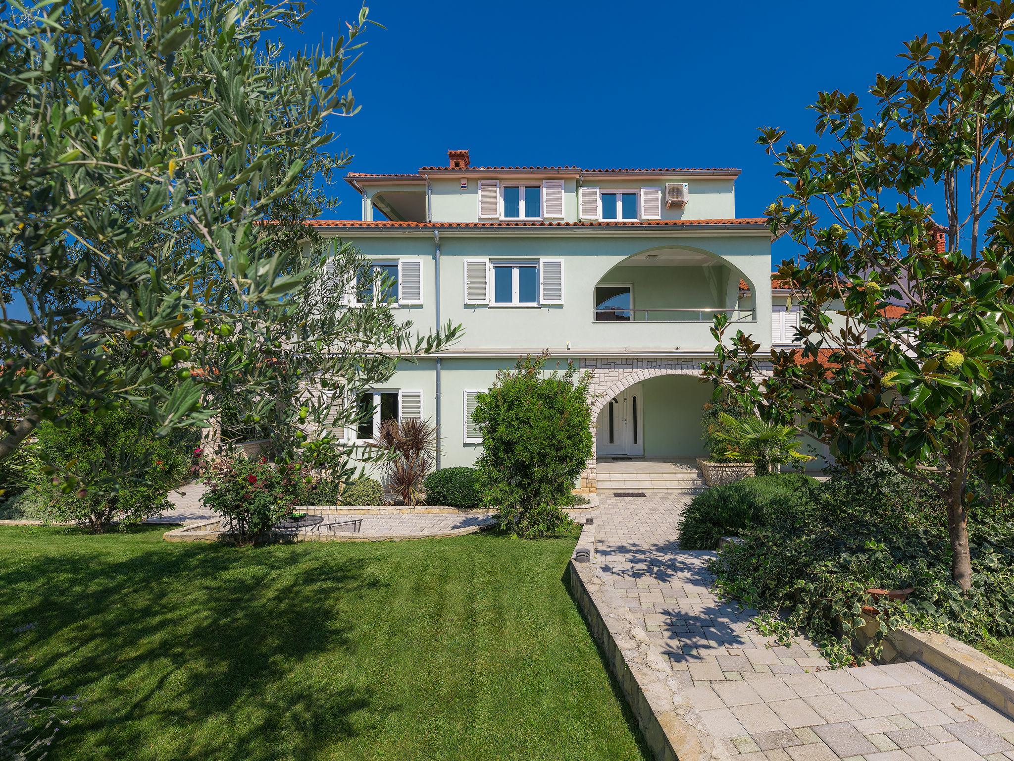 Foto 34 - Casa con 5 camere da letto a Pola con piscina privata e terrazza