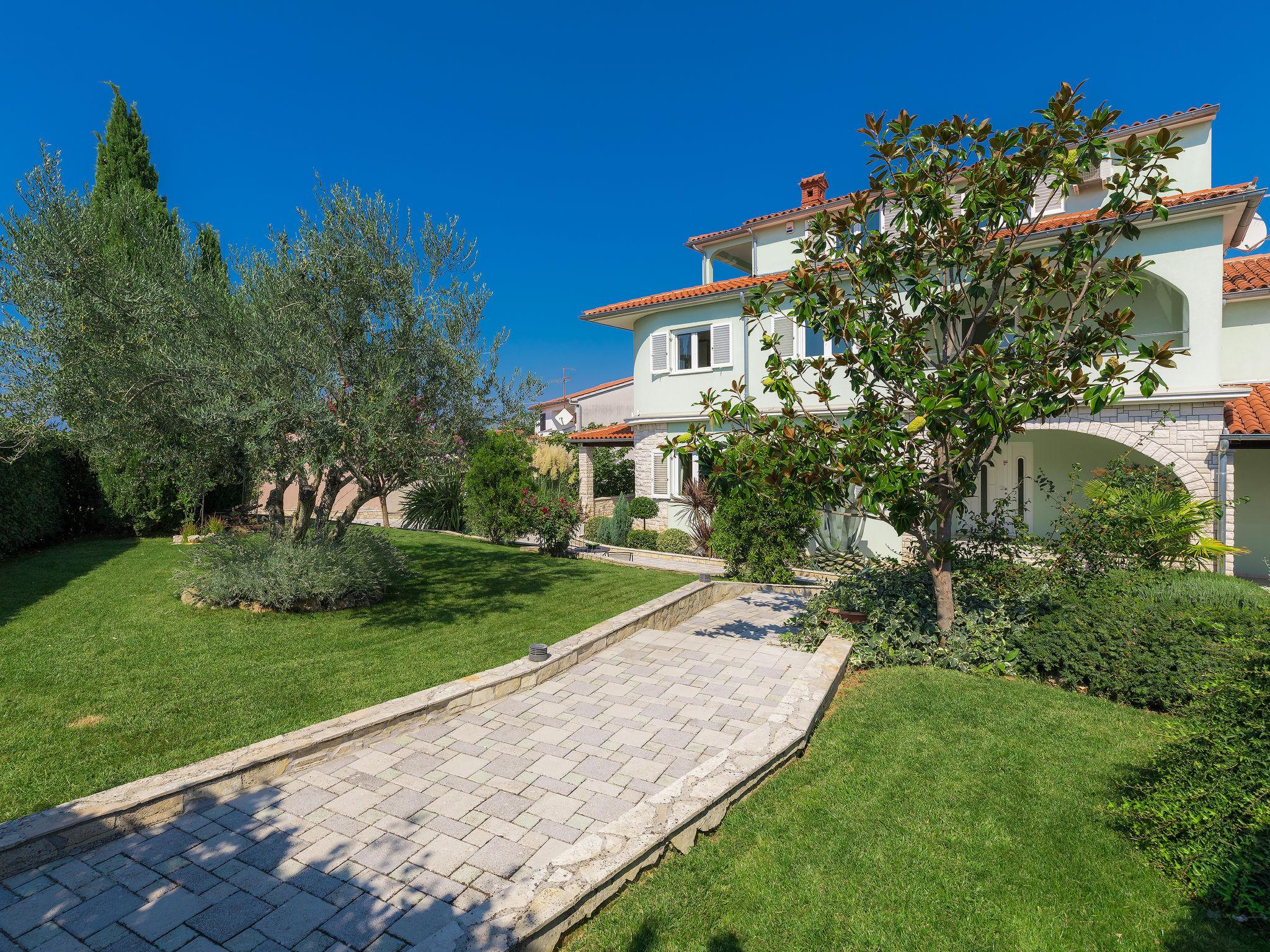 Foto 10 - Casa con 5 camere da letto a Pola con piscina privata e giardino