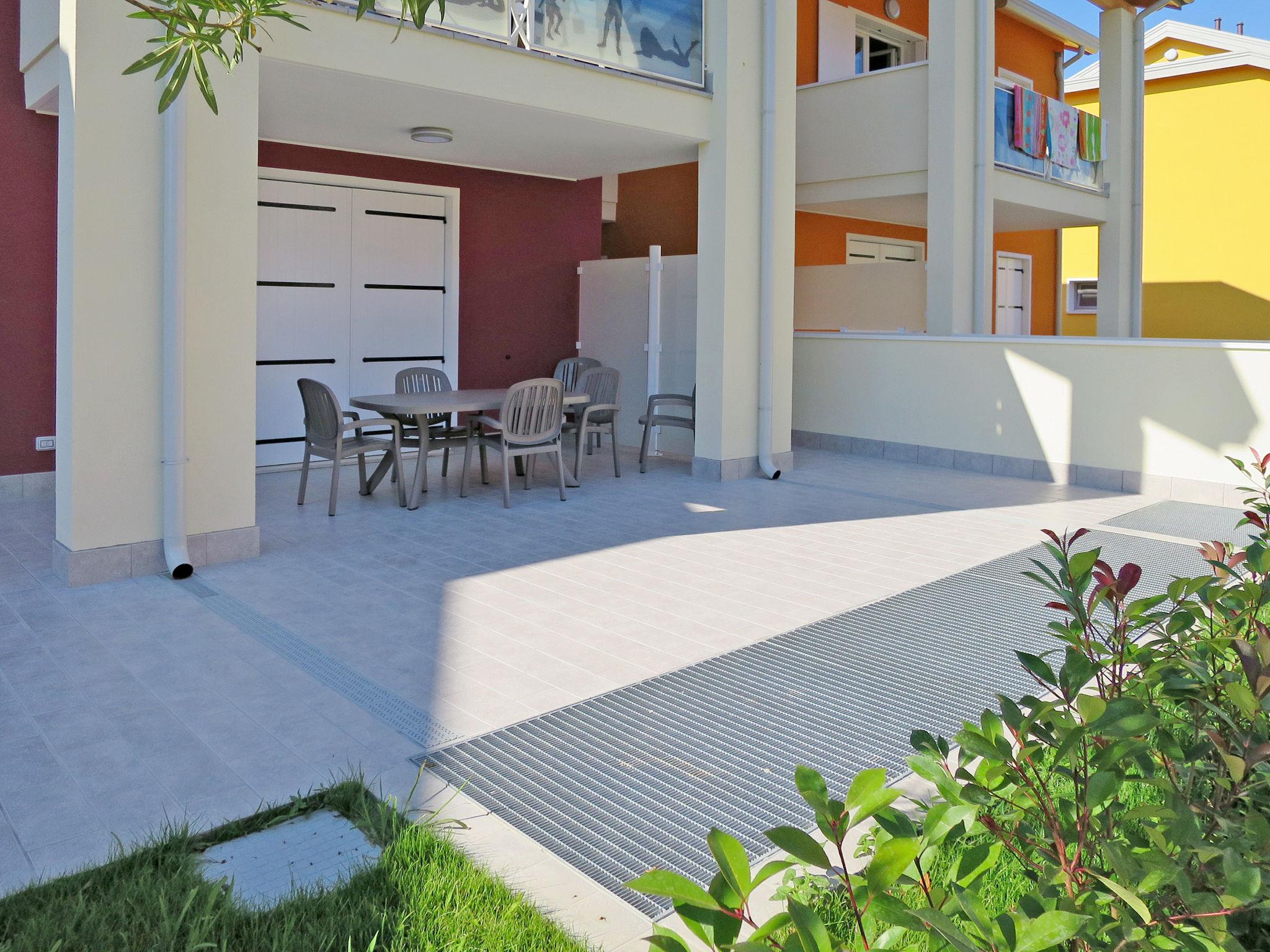 Photo 3 - 2 bedroom Apartment in Jesolo with swimming pool and garden