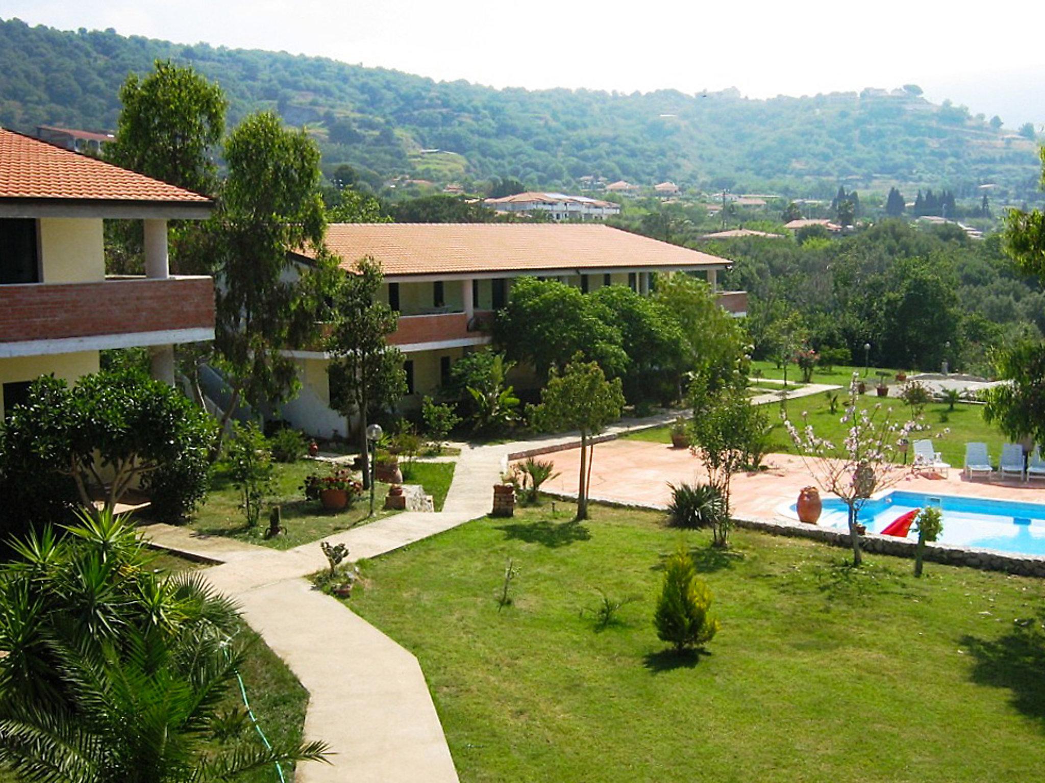 Foto 1 - Apartamento de 2 quartos em Ricadi com piscina e vistas do mar