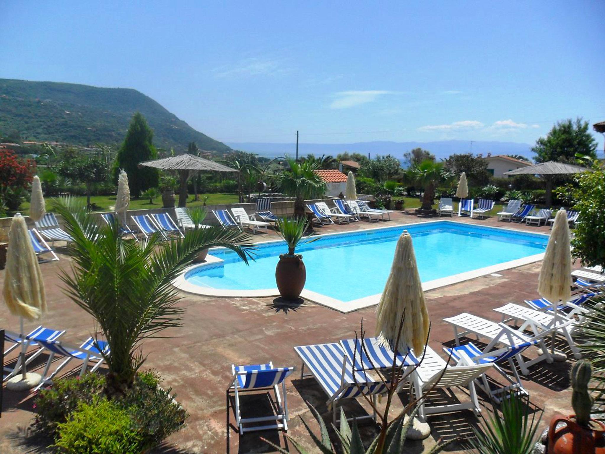 Photo 1 - Appartement de 2 chambres à Ricadi avec piscine et vues à la mer