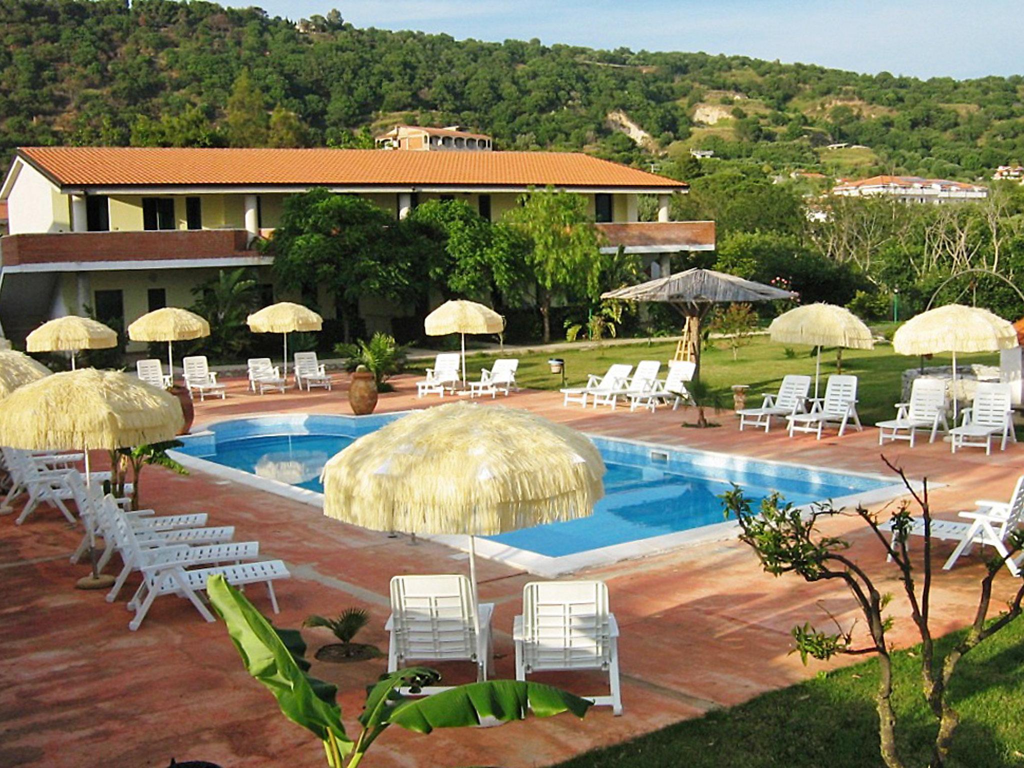 Photo 11 - Appartement de 2 chambres à Ricadi avec piscine et vues à la mer