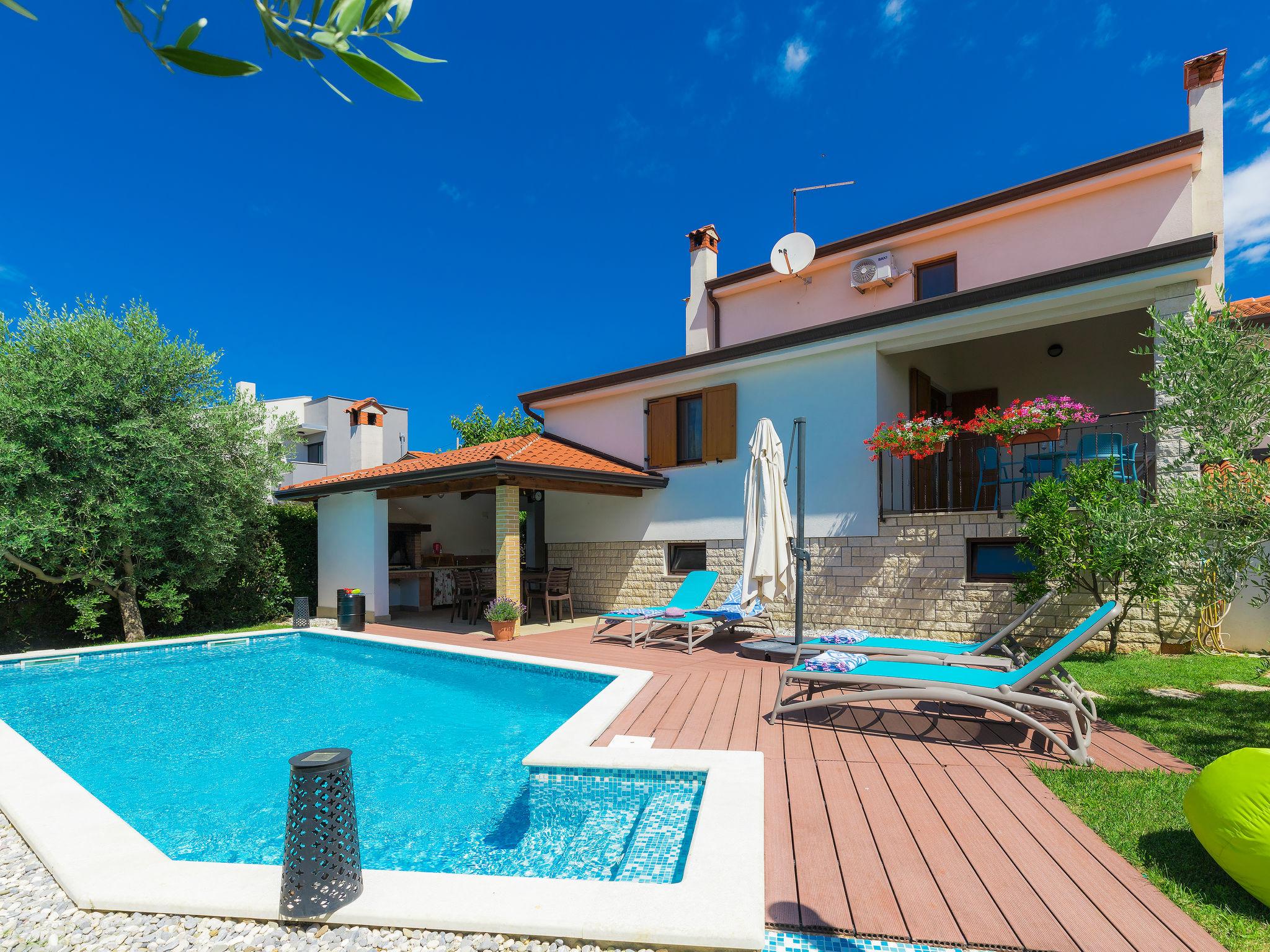 Photo 1 - Maison de 3 chambres à Kaštelir-Labinci avec piscine privée et vues à la mer