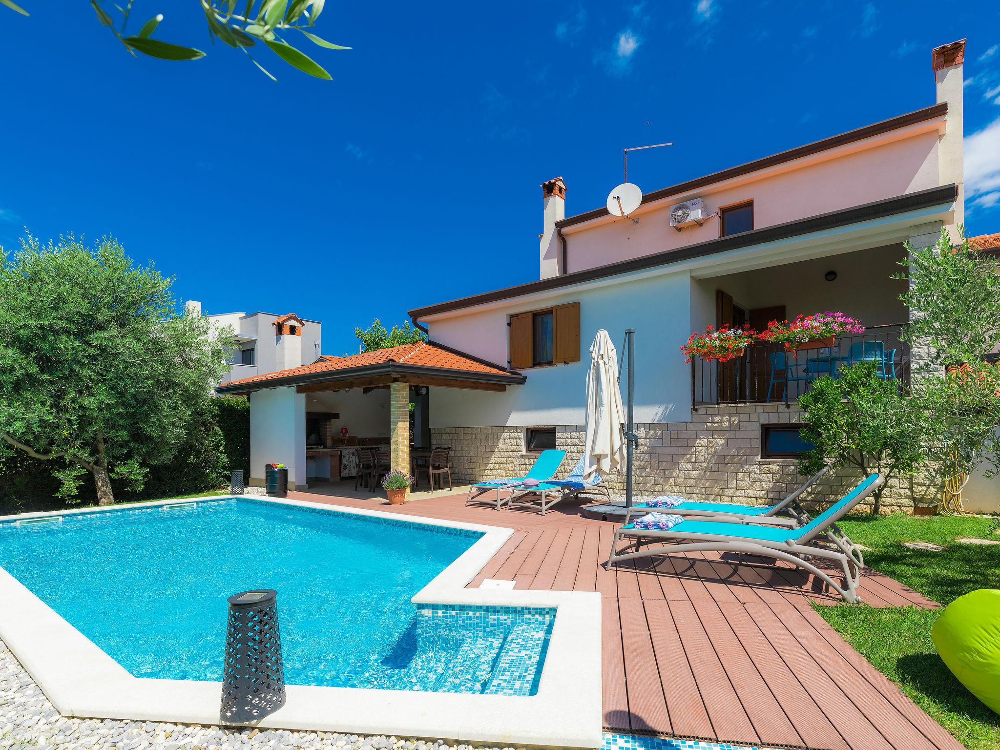 Foto 1 - Casa de 3 quartos em Kaštelir-Labinci com piscina privada e vistas do mar
