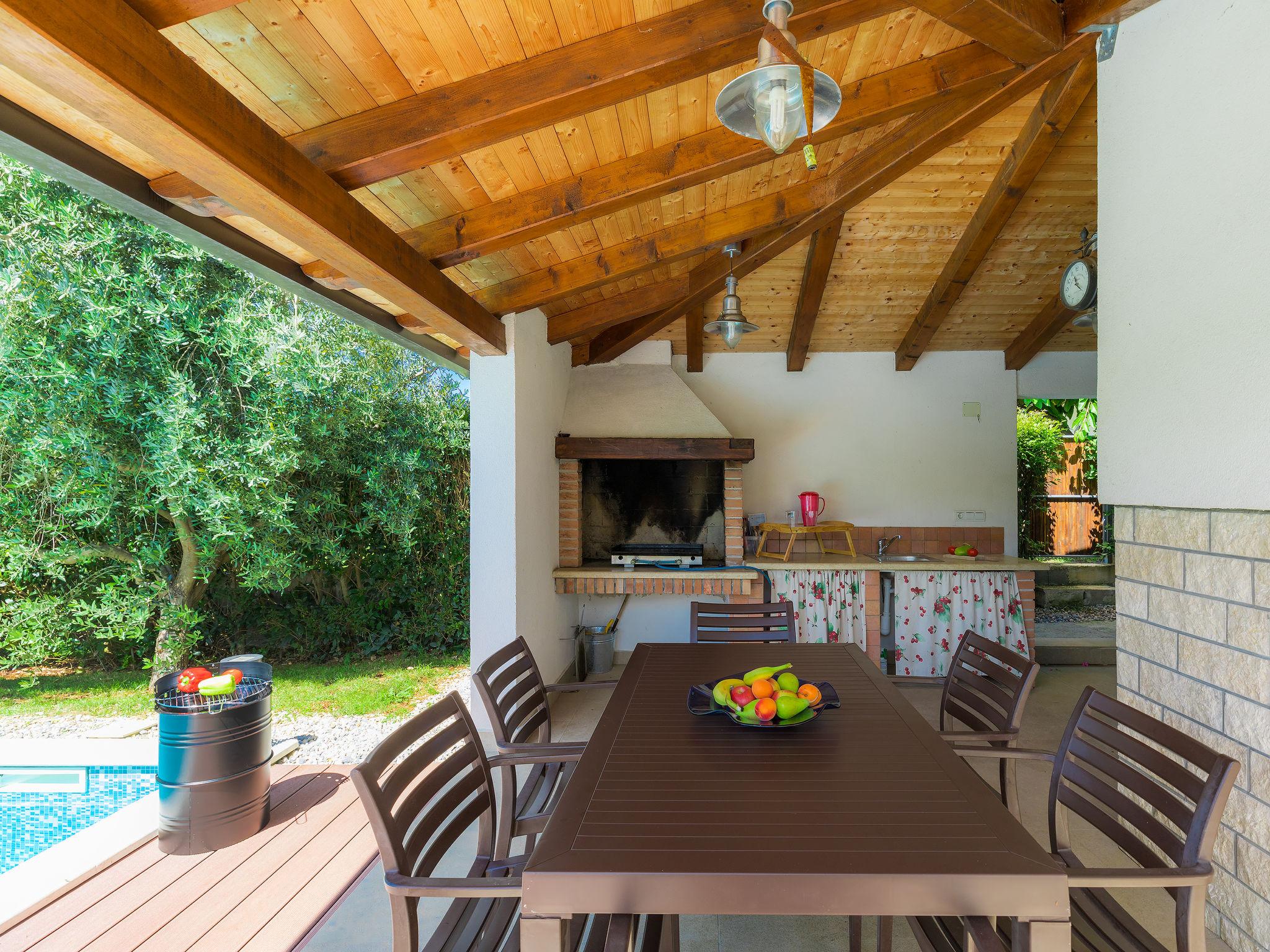 Photo 2 - Maison de 3 chambres à Kaštelir-Labinci avec piscine privée et jardin