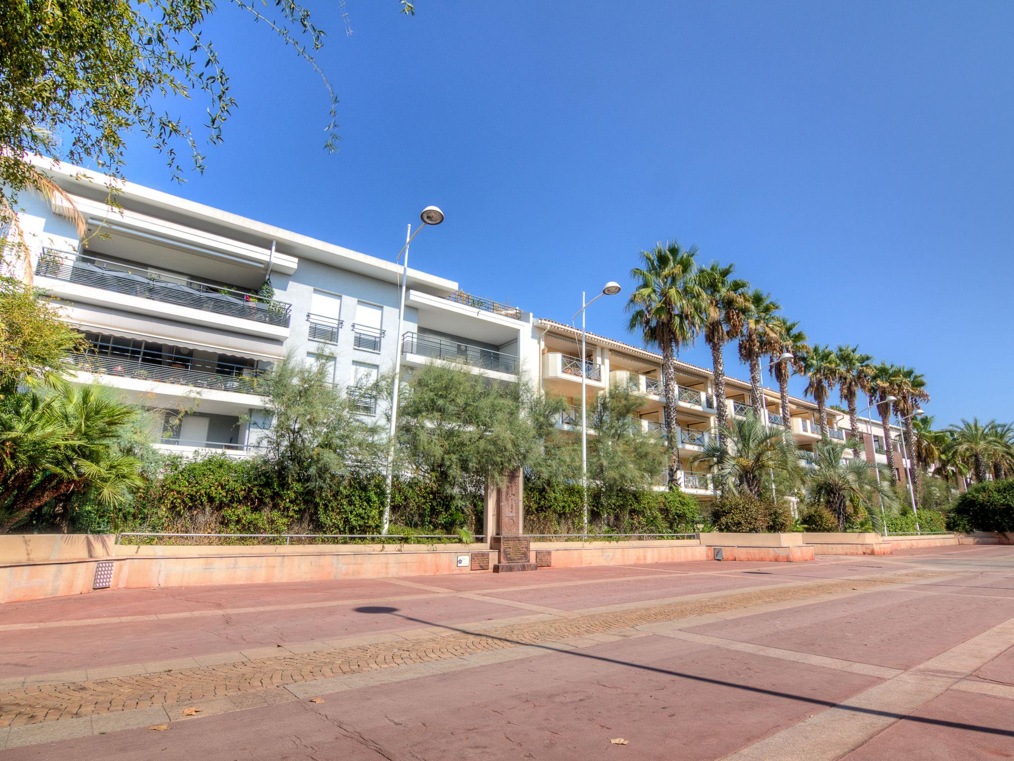 Photo 16 - 2 bedroom Apartment in Saint-Raphaël with terrace and sea view