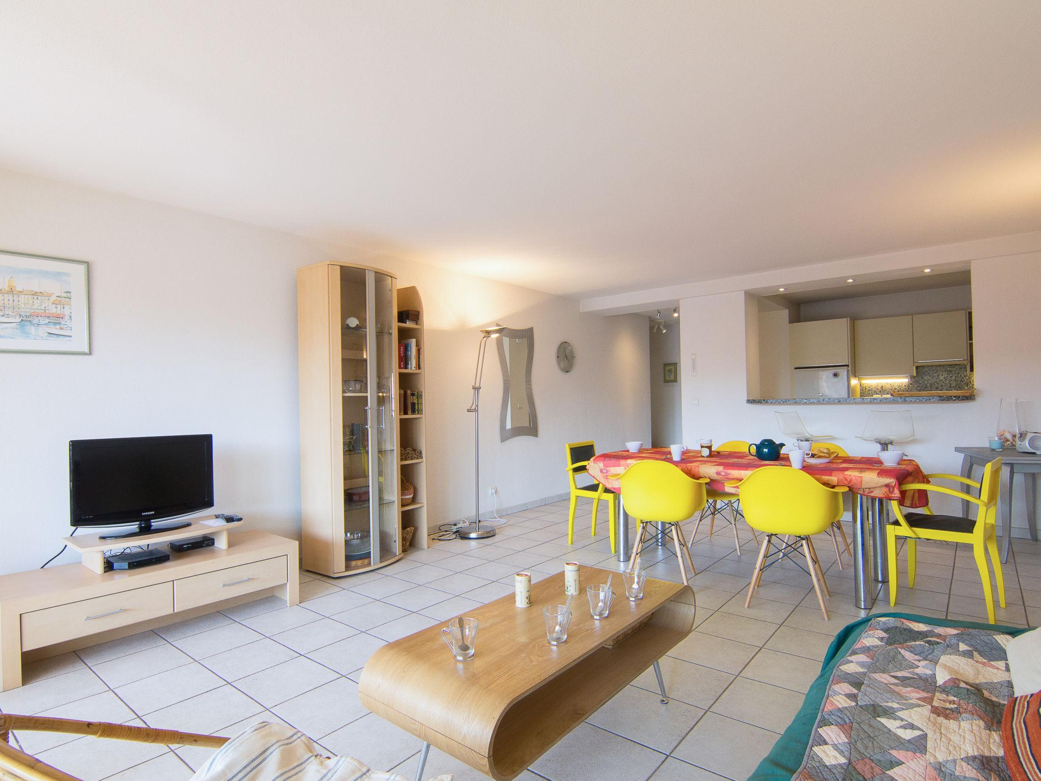 Foto 4 - Apartment mit 2 Schlafzimmern in Saint-Raphaël mit terrasse