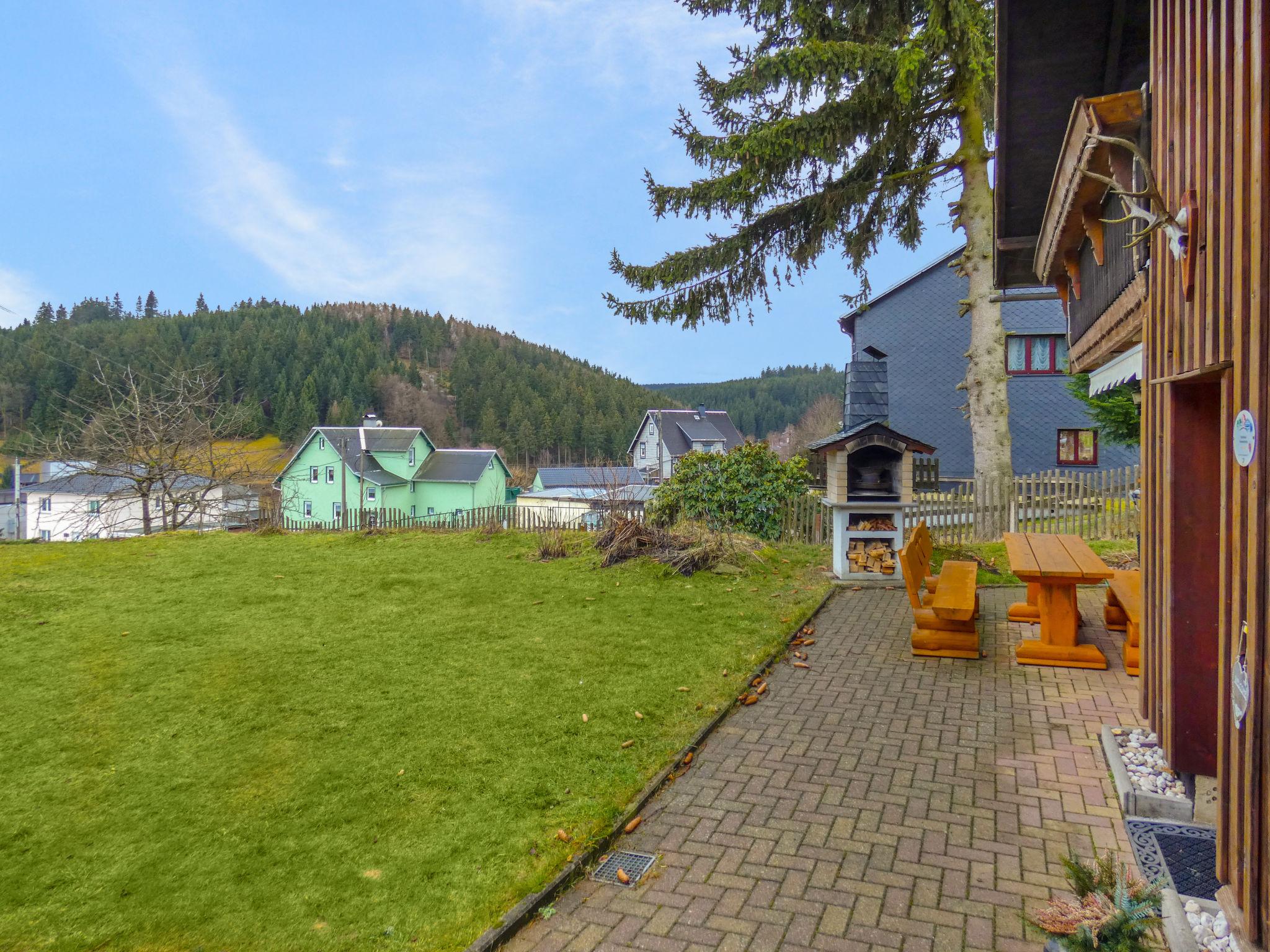 Photo 14 - Maison de 1 chambre à Neuhaus am Rennweg avec jardin et vues sur la montagne