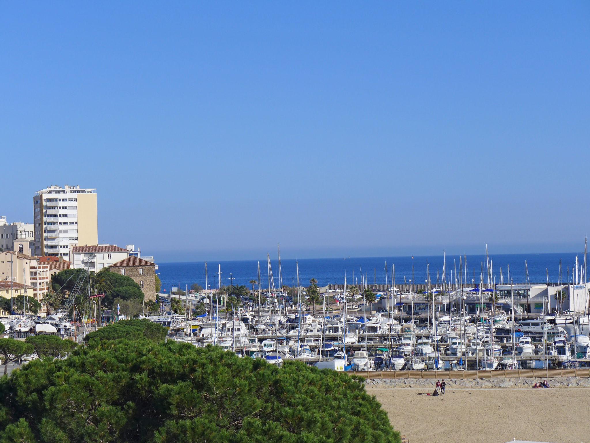 Foto 19 - Apartment mit 2 Schlafzimmern in Sainte-Maxime mit blick aufs meer