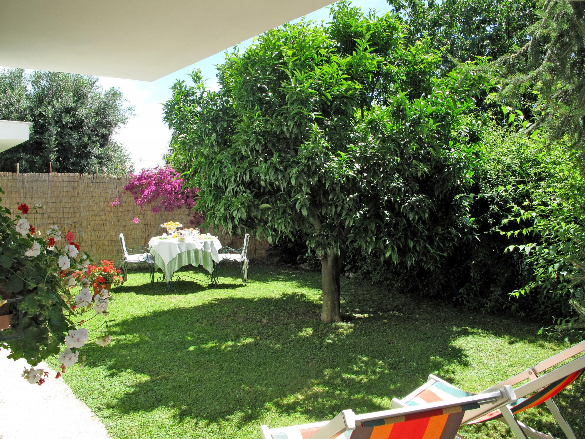 Photo 2 - 2 bedroom Apartment in Montignoso with garden and sea view