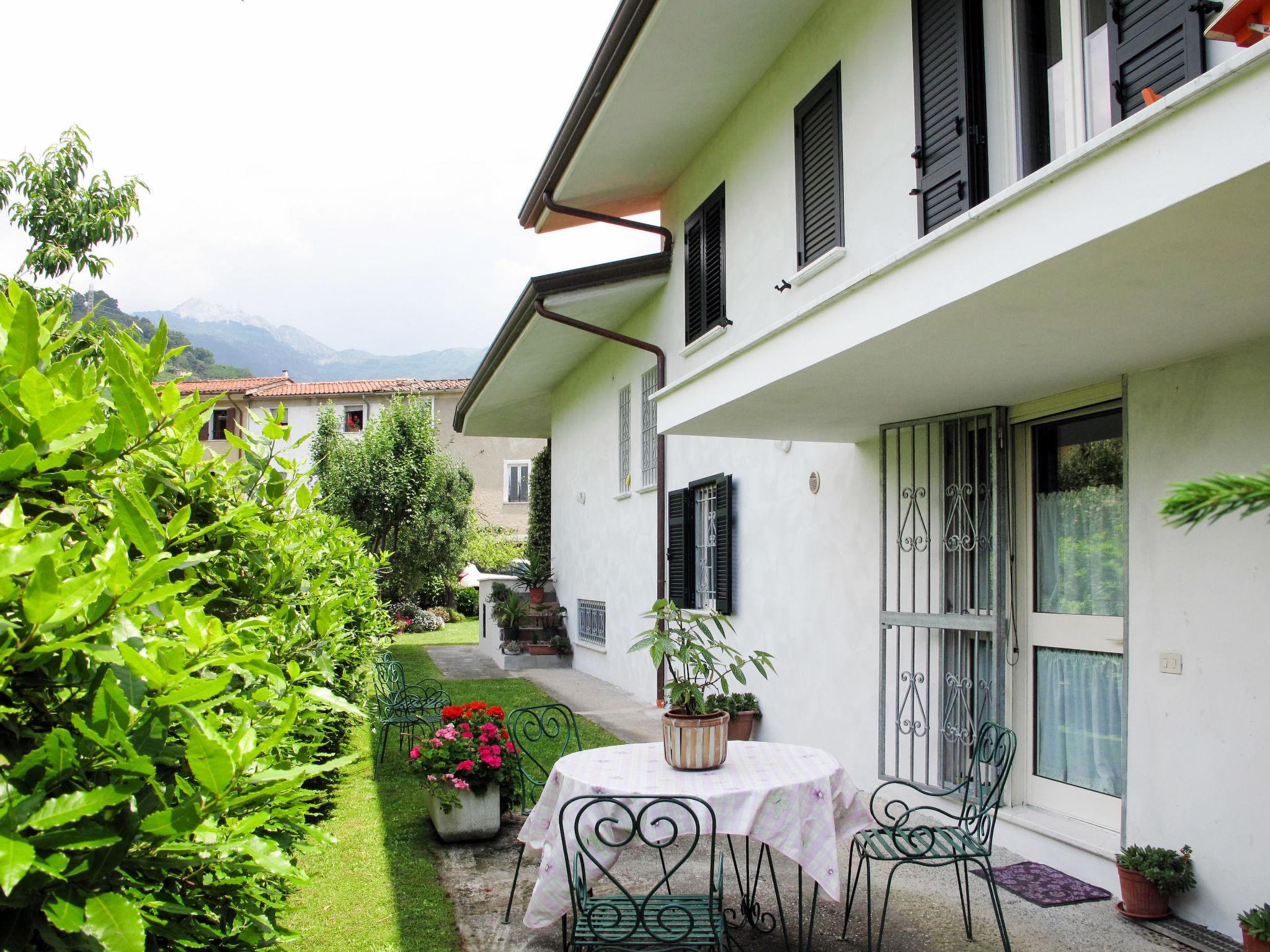 Foto 3 - Appartamento con 2 camere da letto a Montignoso con giardino e vista mare