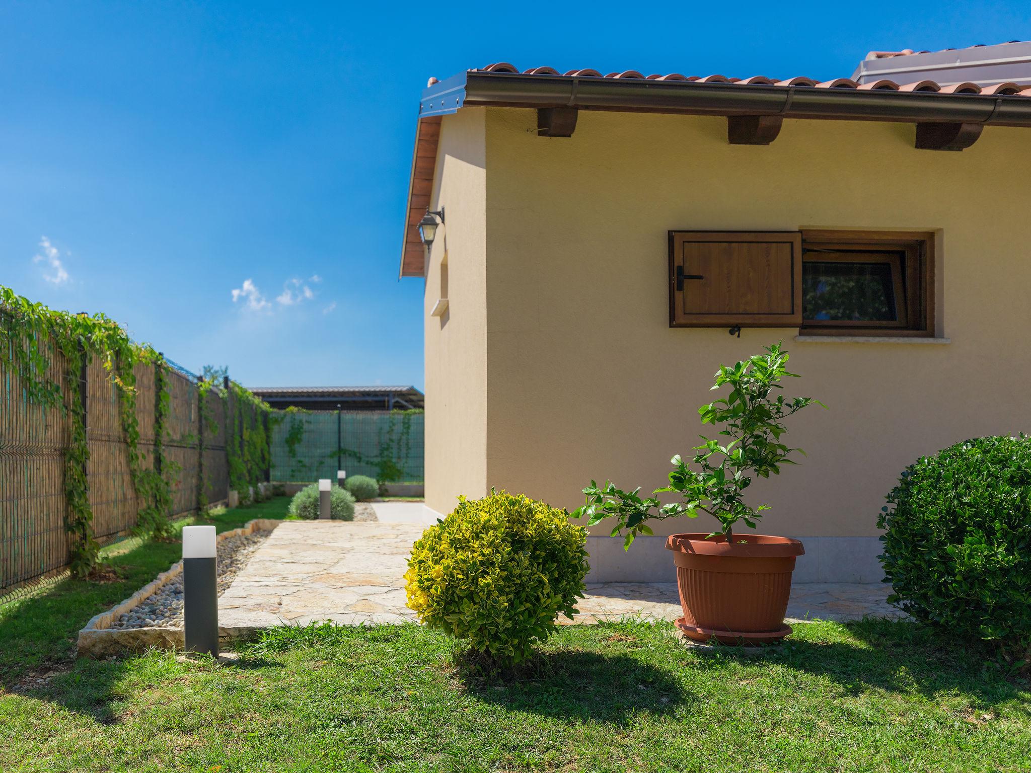 Foto 43 - Casa de 2 habitaciones en Sveti Petar u Šumi con piscina privada y jardín