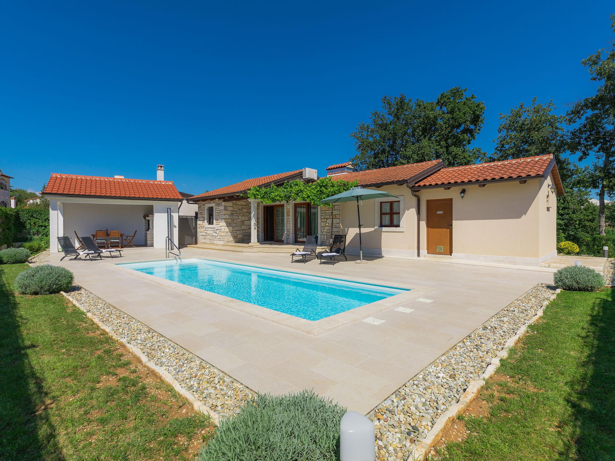 Photo 18 - Maison de 2 chambres à Sveti Petar u Šumi avec piscine privée et vues à la mer