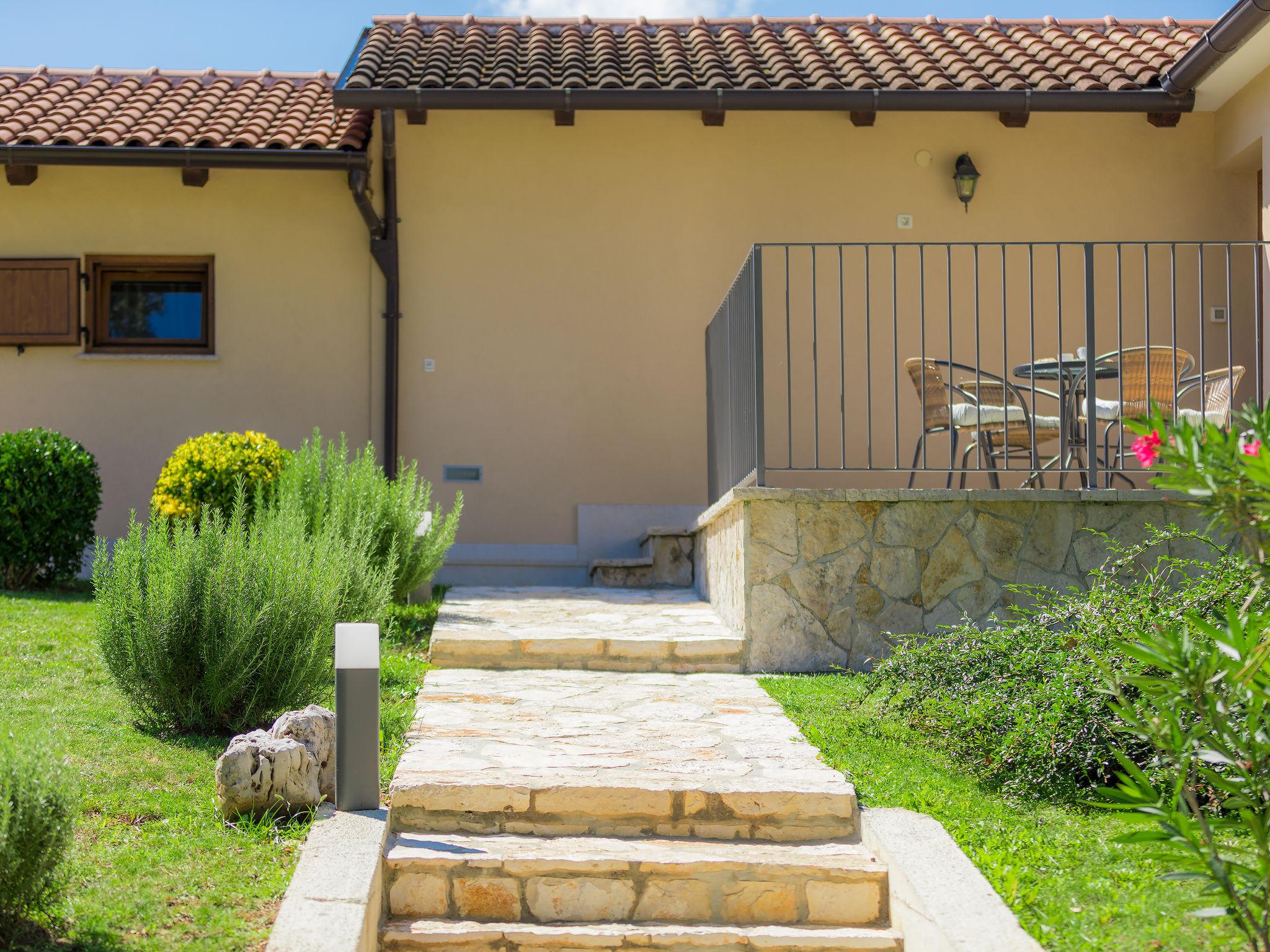 Photo 41 - Maison de 2 chambres à Sveti Petar u Šumi avec piscine privée et vues à la mer