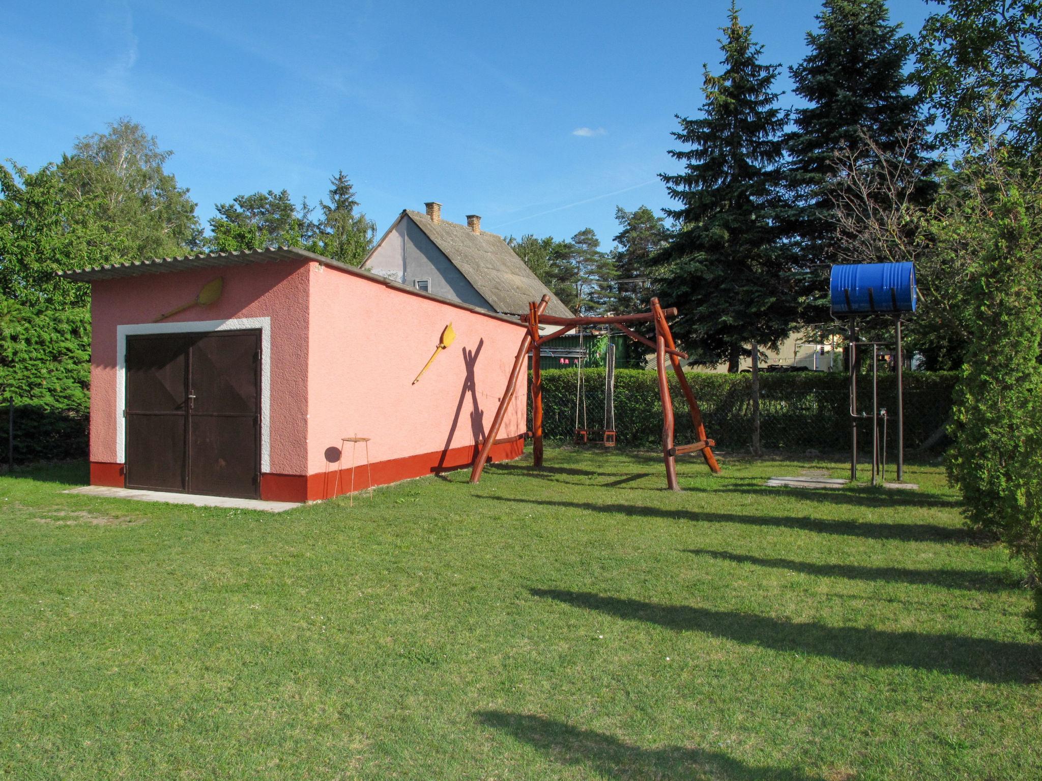 Photo 2 - Maison de 2 chambres à Balatonkeresztúr avec jardin et terrasse