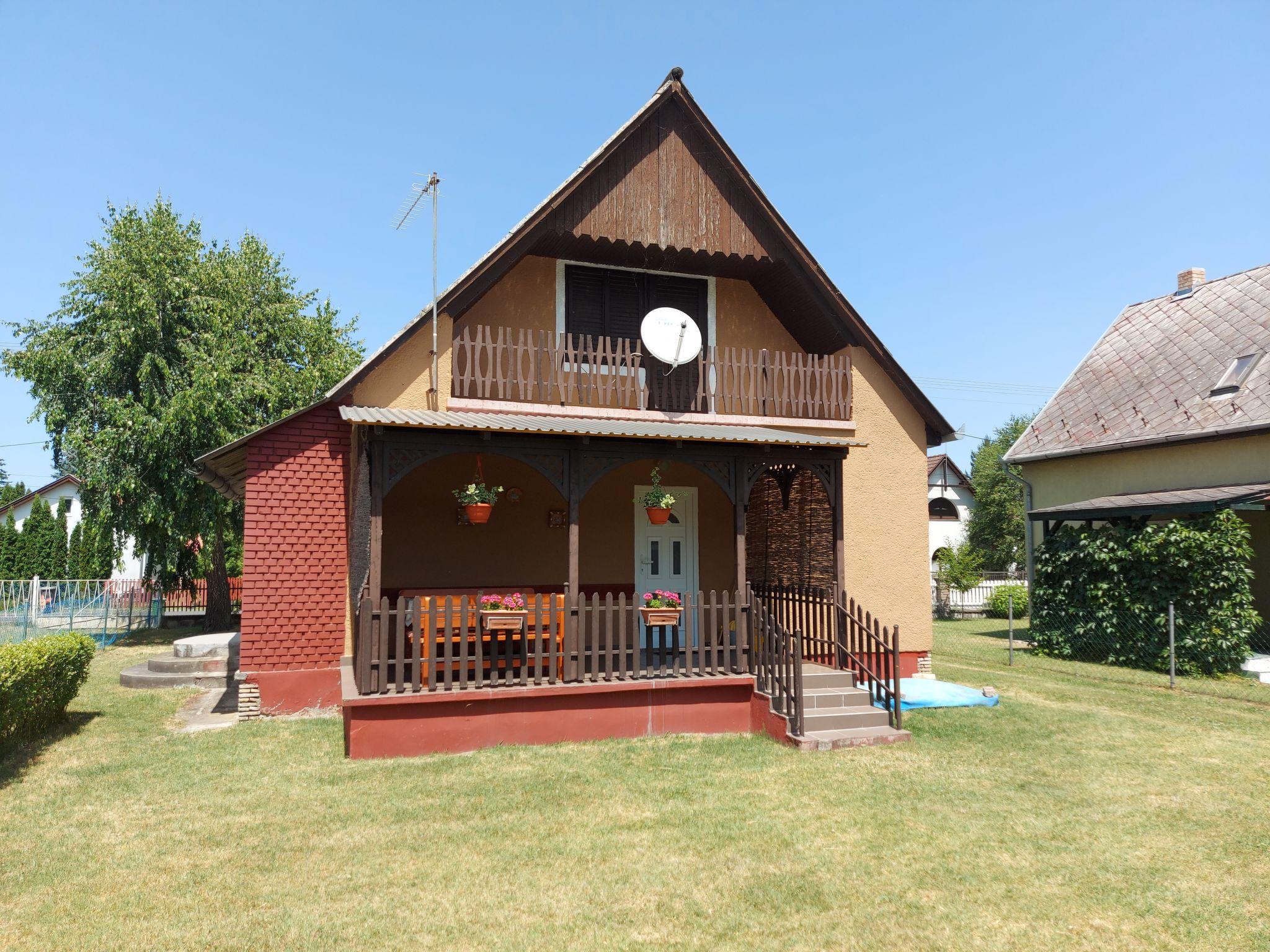 Photo 1 - Maison de 2 chambres à Balatonkeresztúr avec jardin et terrasse