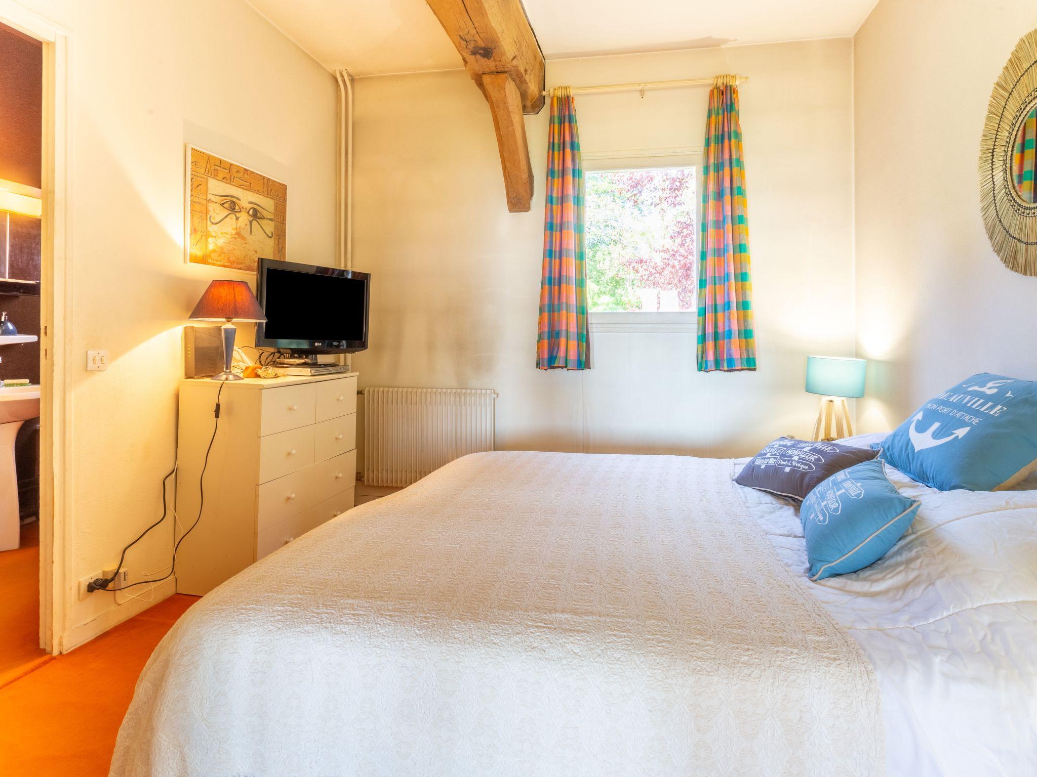 Foto 10 - Appartamento con 1 camera da letto a Tourgéville con giardino e vista mare