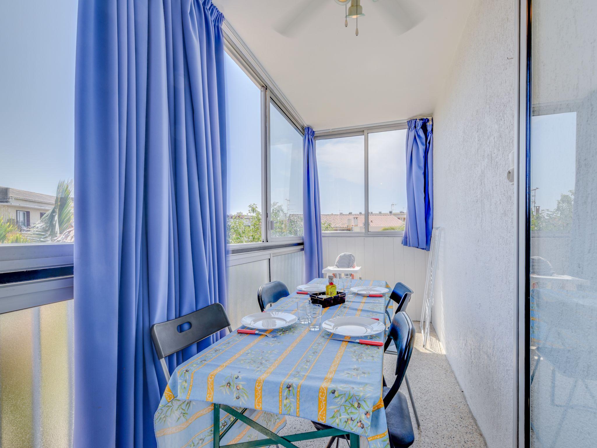 Foto 12 - Apartment mit 1 Schlafzimmer in Le Grau-du-Roi mit terrasse und blick aufs meer