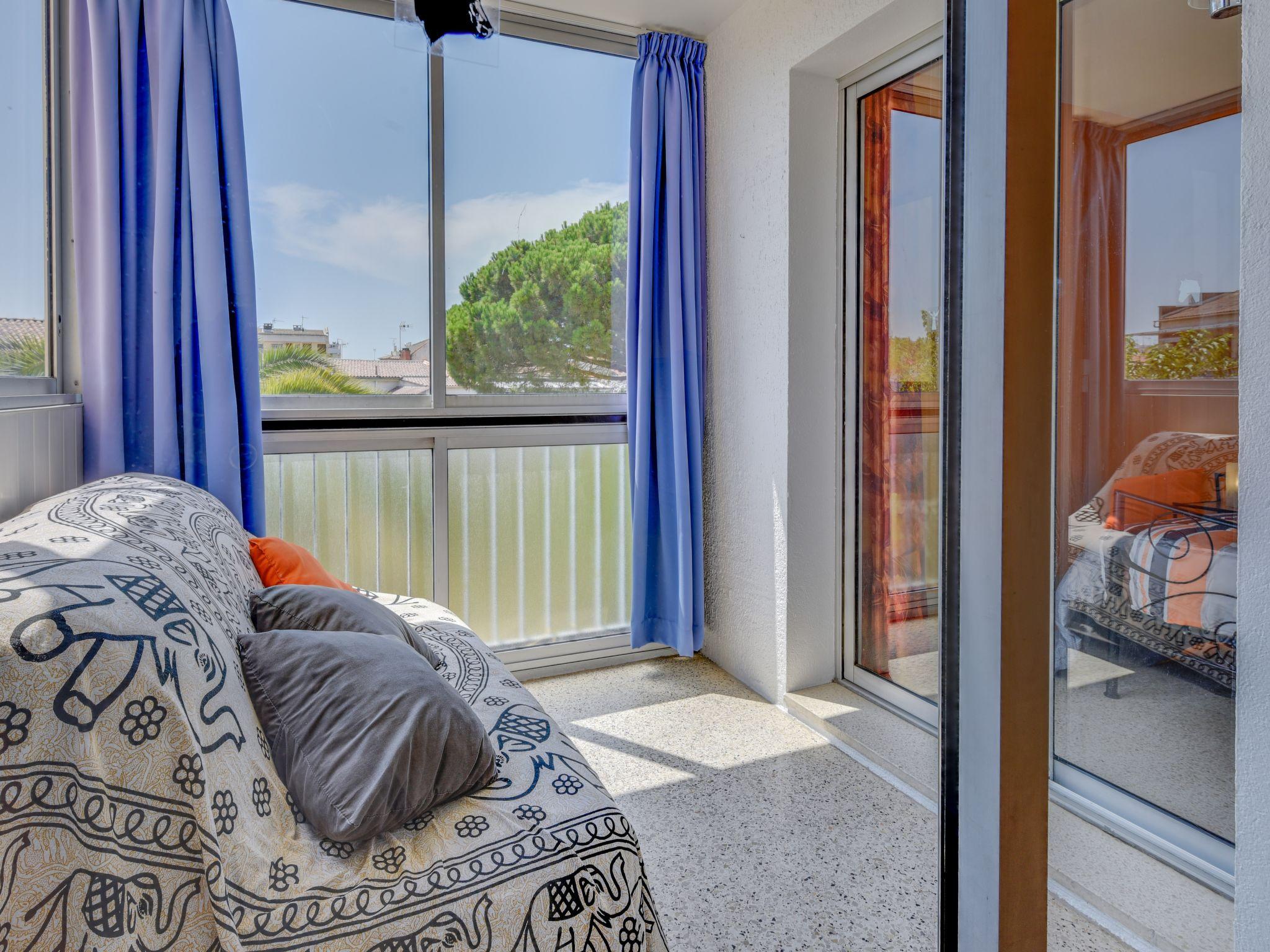 Foto 2 - Appartamento con 1 camera da letto a Le Grau-du-Roi con terrazza e vista mare