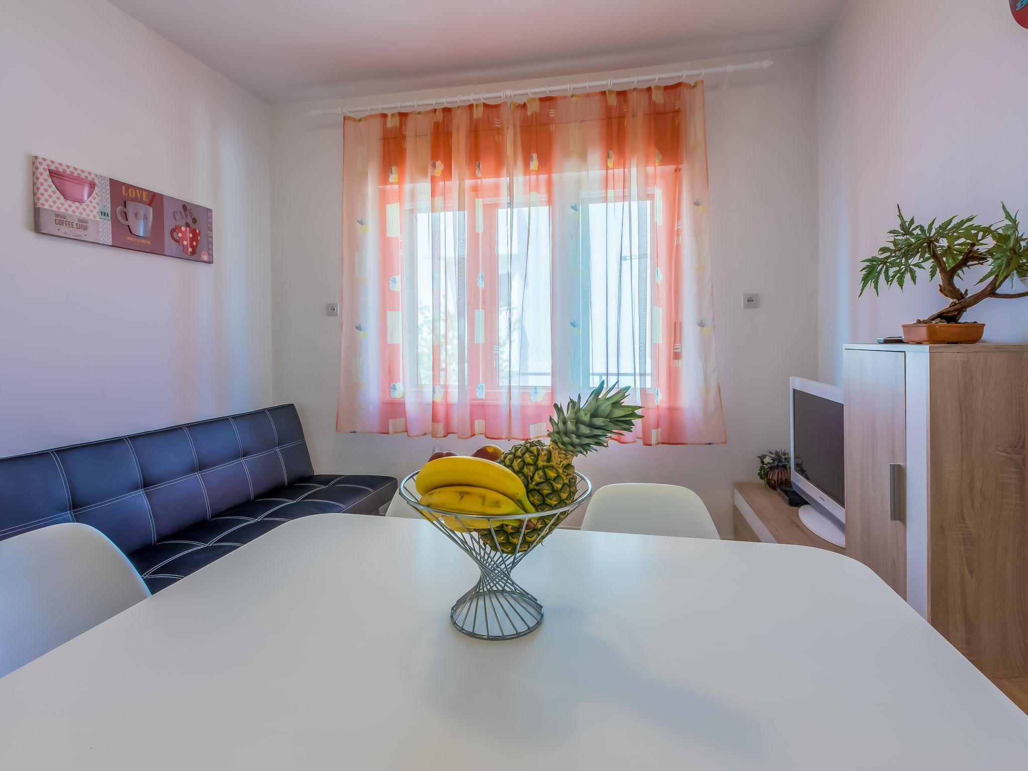 Foto 6 - Appartamento con 3 camere da letto a Novi Vinodolski con vista mare