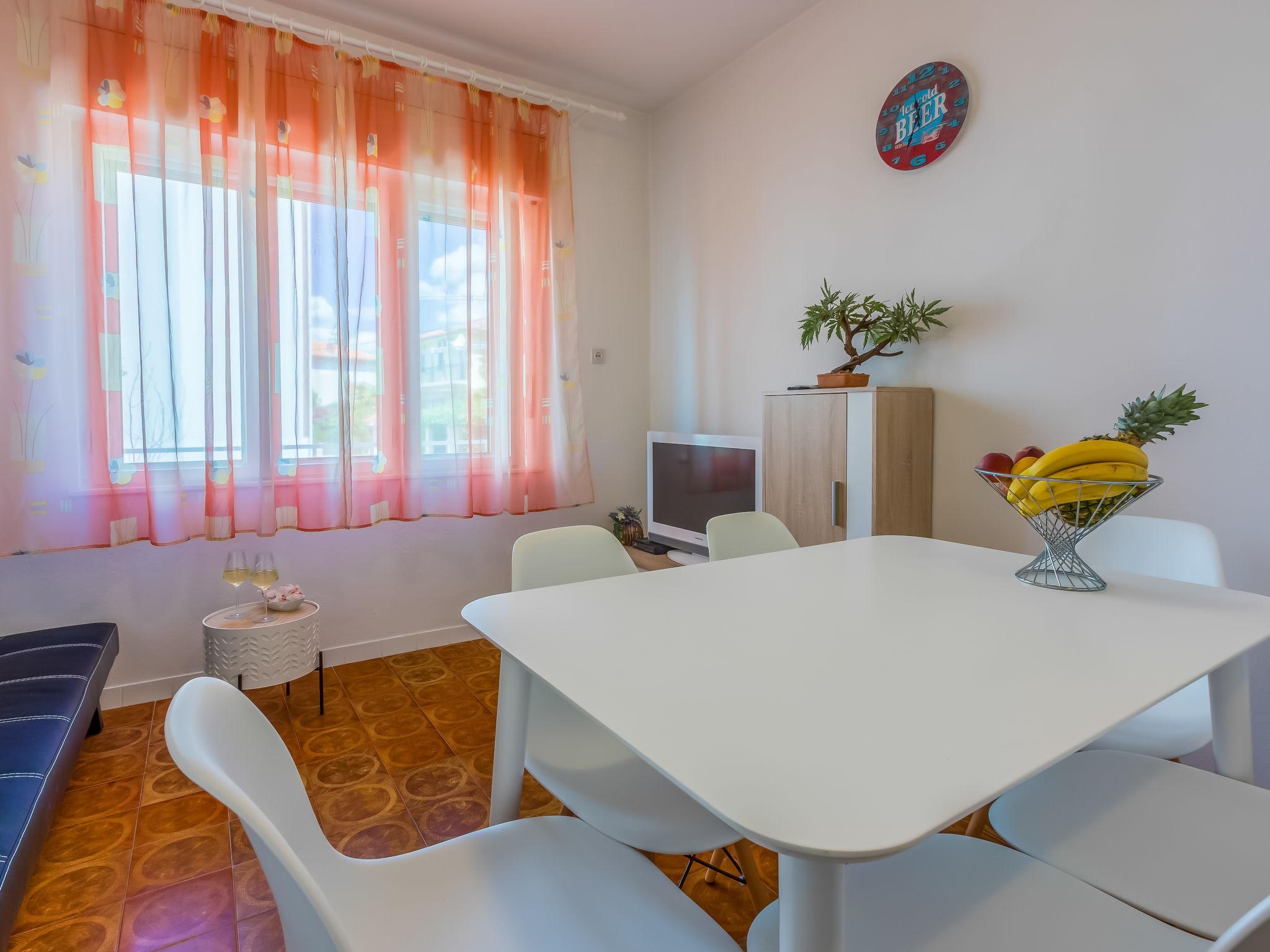 Foto 8 - Apartamento de 3 quartos em Novi Vinodolski com jardim