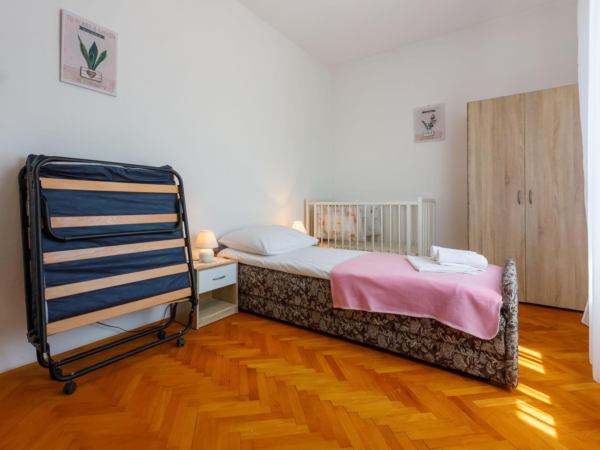 Foto 18 - Appartamento con 3 camere da letto a Novi Vinodolski con vista mare