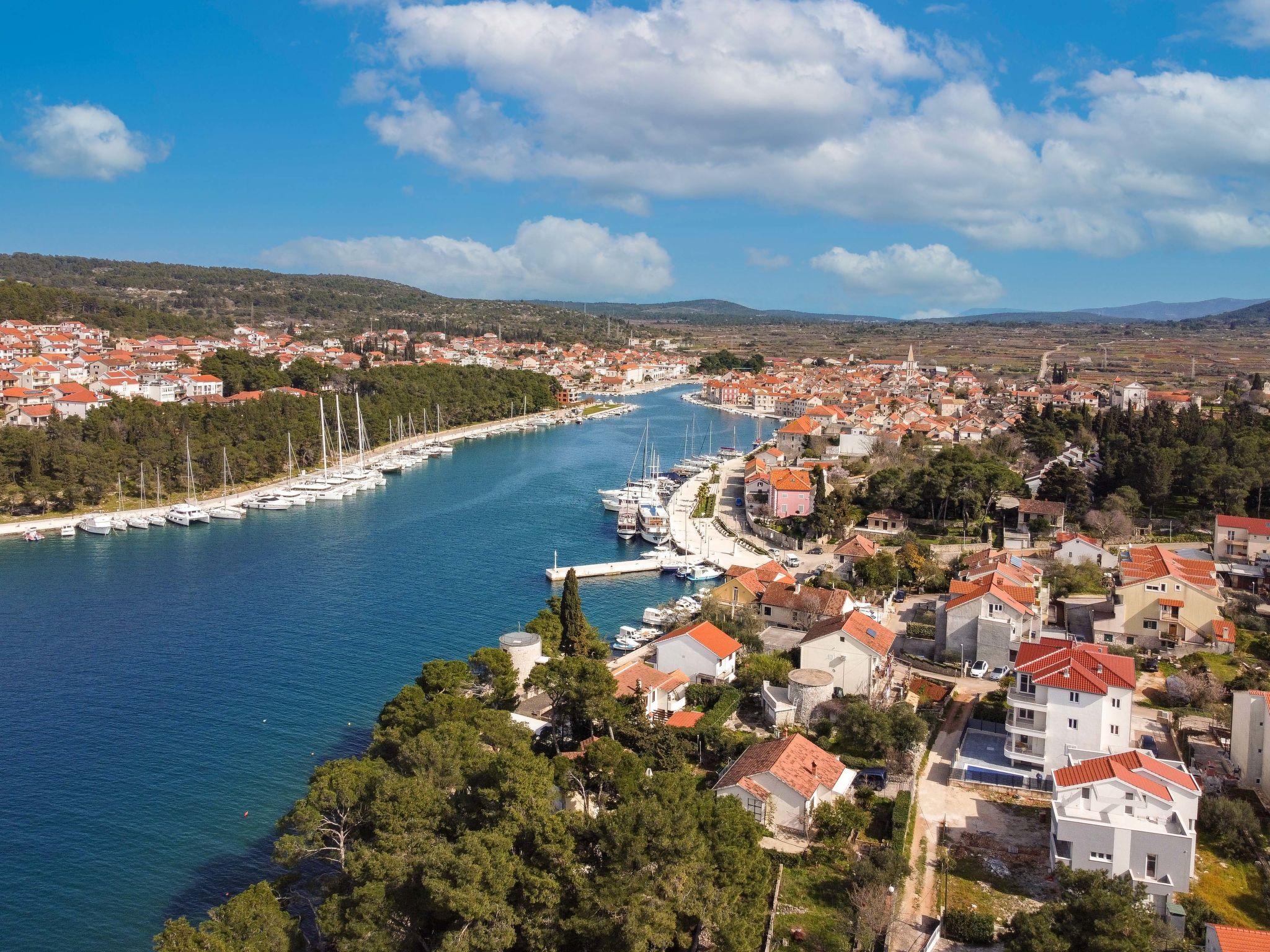 Photo 4 - Appartement de 1 chambre à Stari Grad avec piscine privée et vues à la mer