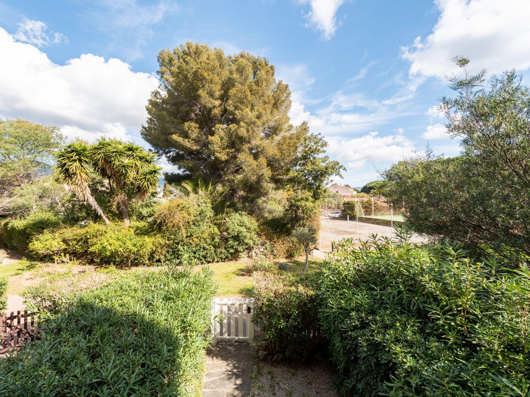 Foto 13 - Apartamento de 2 habitaciones en Cavalaire-sur-Mer con jardín y vistas al mar
