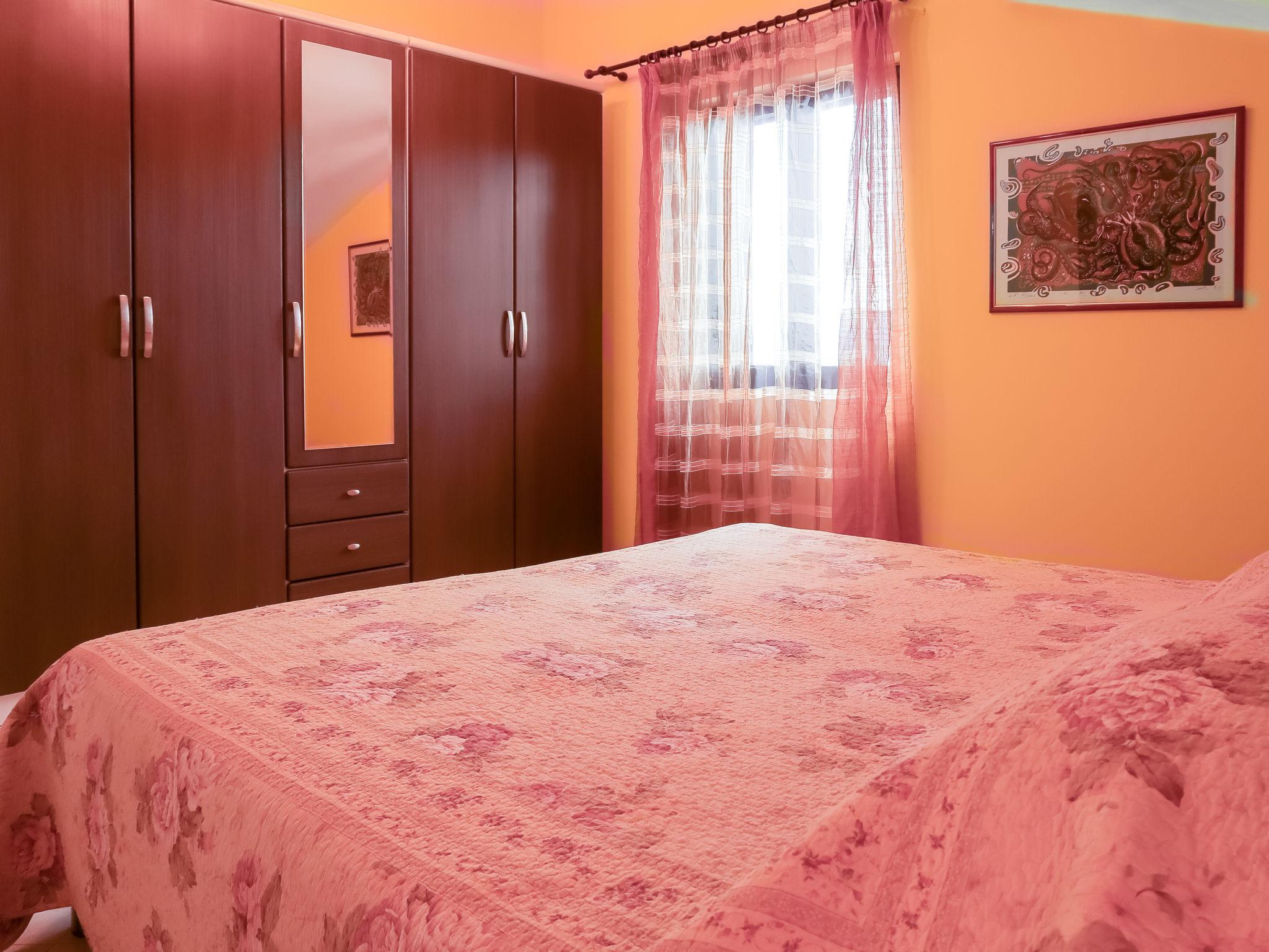 Foto 14 - Appartamento con 2 camere da letto a Krk con giardino e vista mare