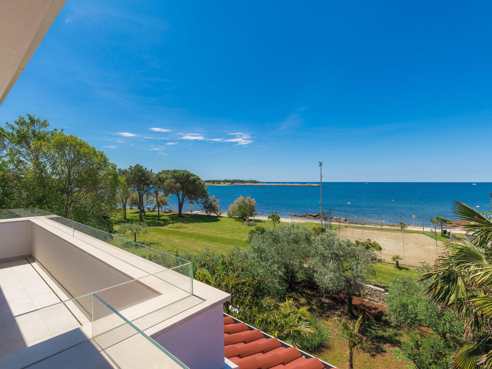 Foto 1 - Apartamento de 3 habitaciones en Umag con jardín y vistas al mar