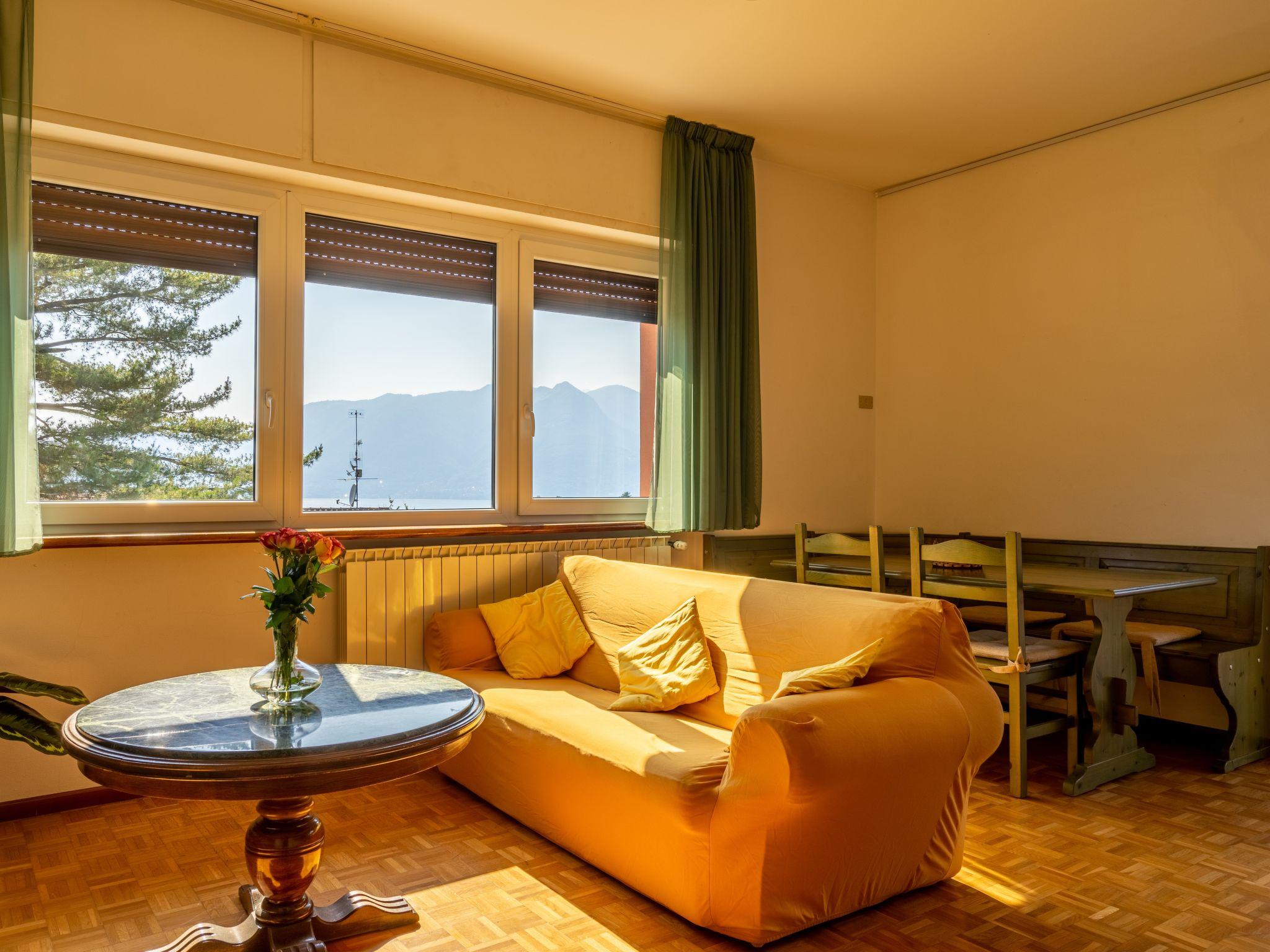 Foto 6 - Apartamento de 3 habitaciones en Luino con piscina y vistas a la montaña