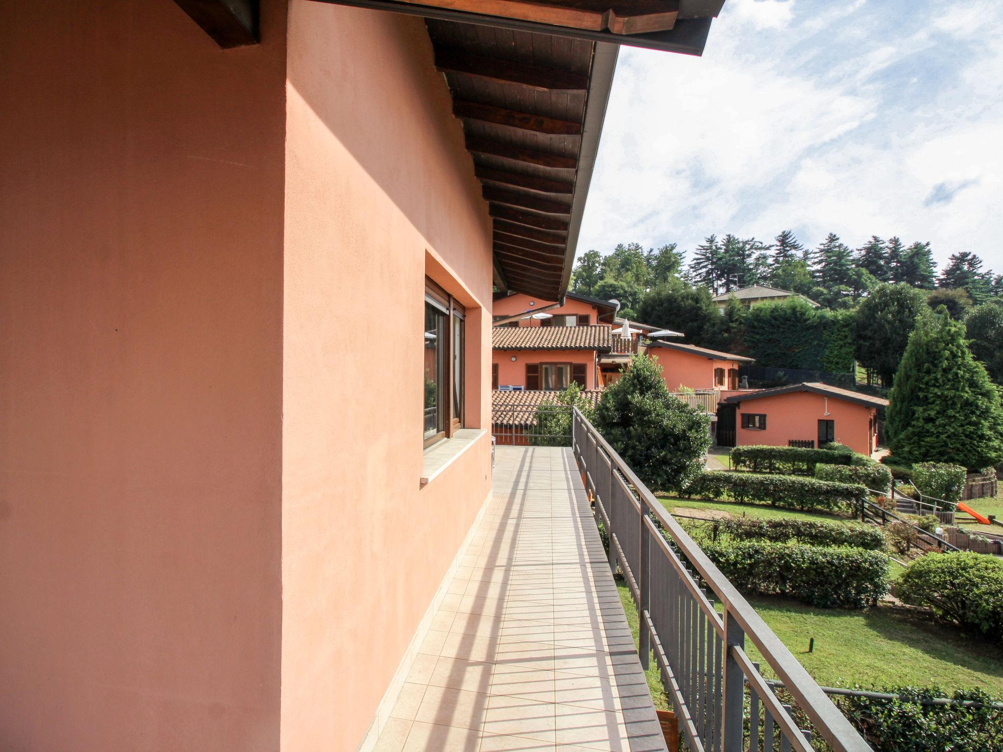 Foto 4 - Apartment mit 3 Schlafzimmern in Luino mit schwimmbad und blick auf die berge