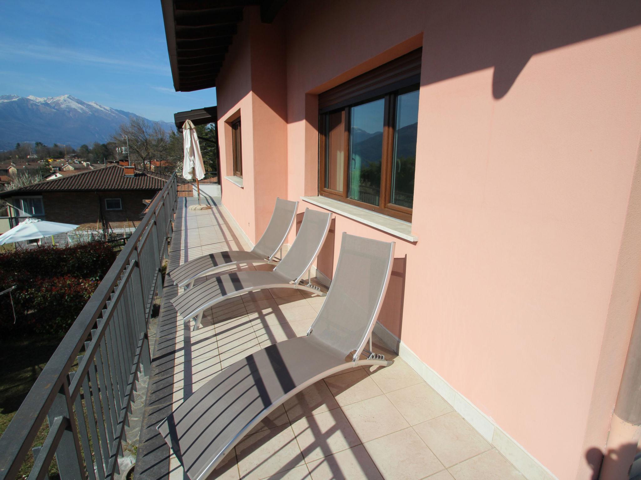 Foto 20 - Appartamento con 3 camere da letto a Luino con piscina e vista sulle montagne