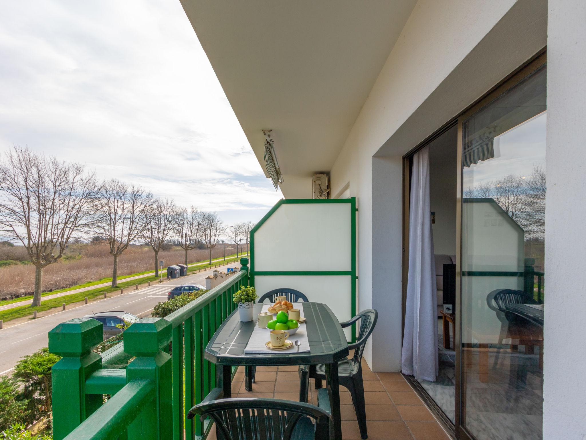 Foto 5 - Apartamento de 1 habitación en Castelló d'Empúries con vistas al mar